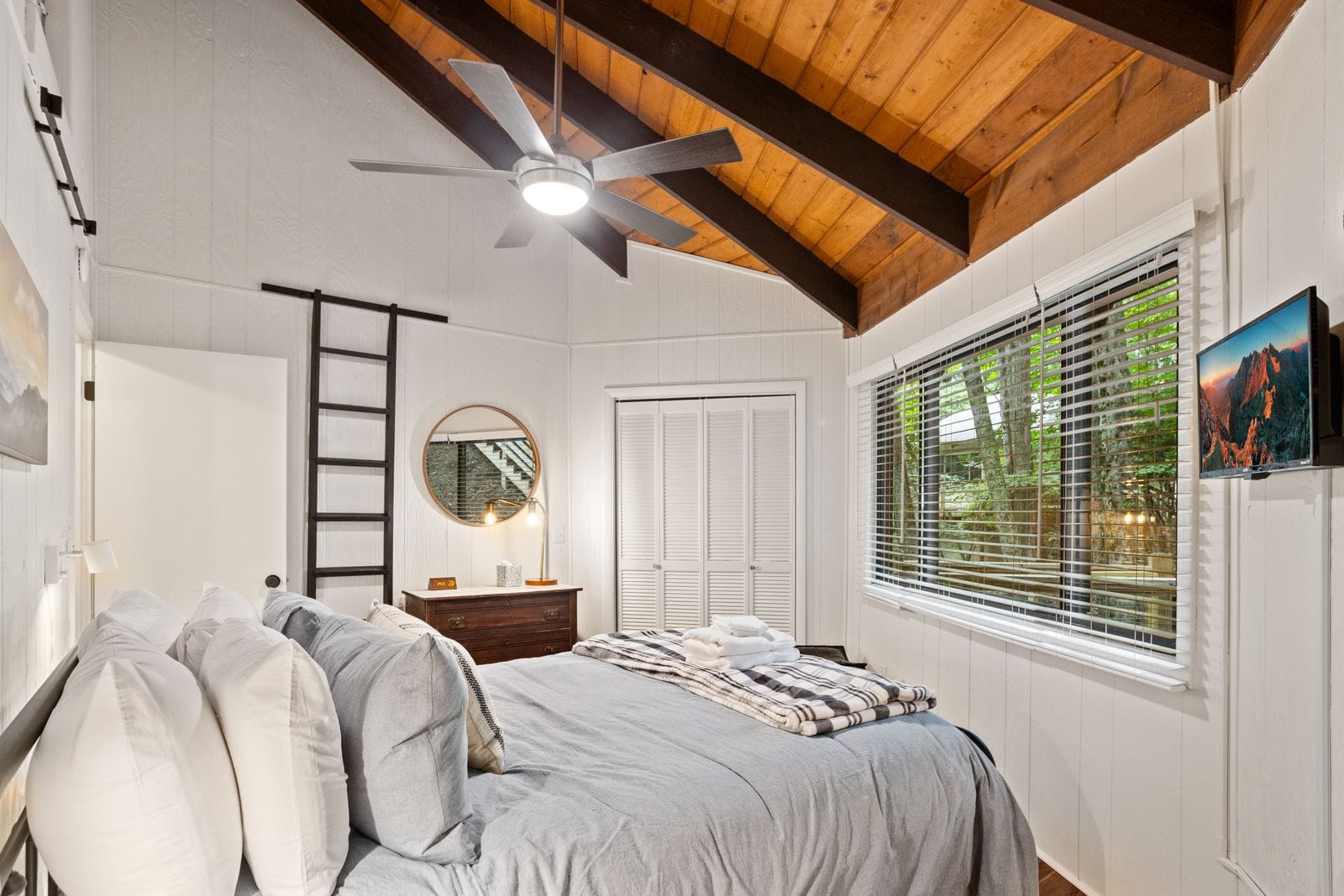 Comfortable Queen Bed and Private Half Bath Comfortable Queen Bed and Private Half Bath