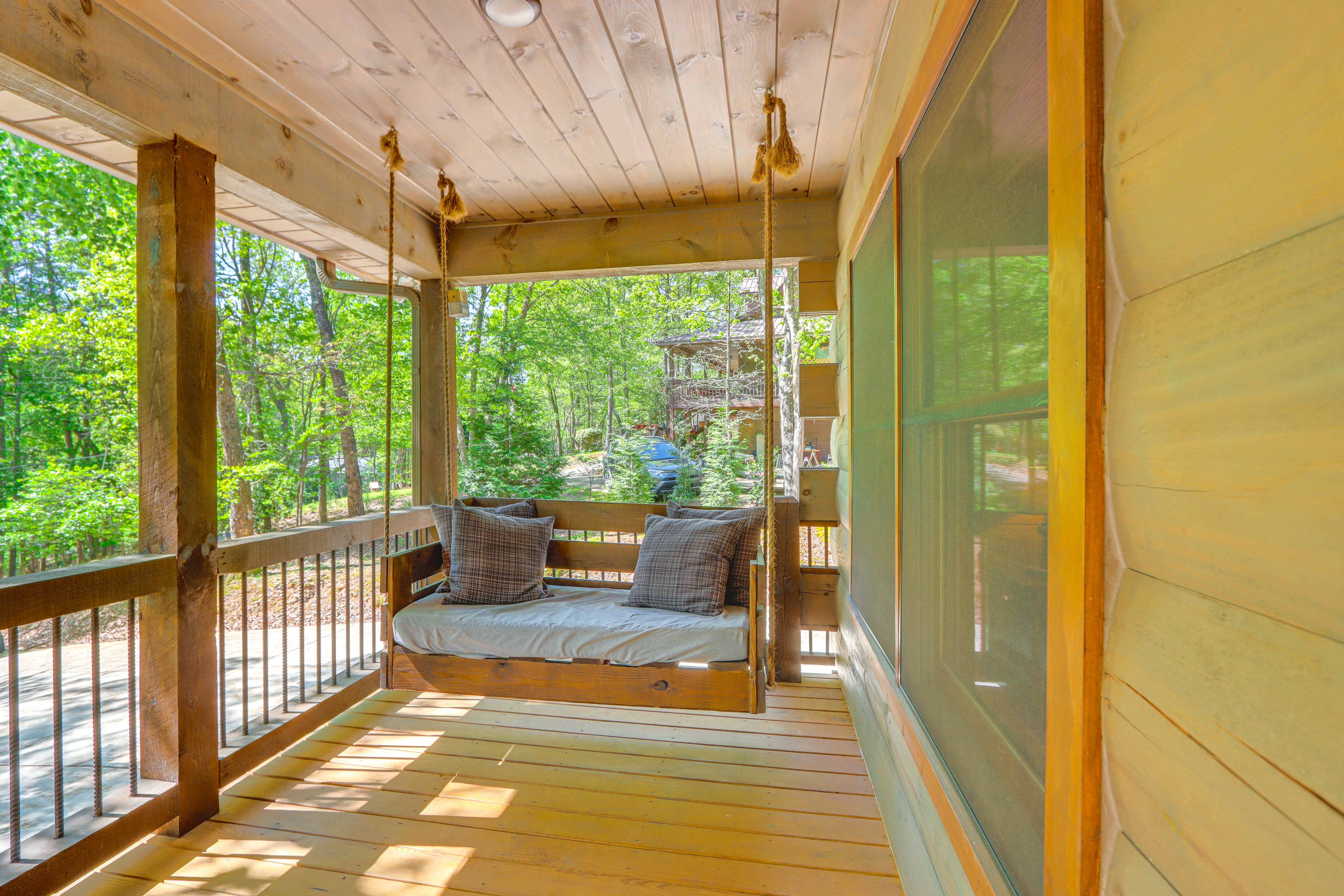 Ellijay Mountain Cabin w/ Hot Tub & Spacious Deck