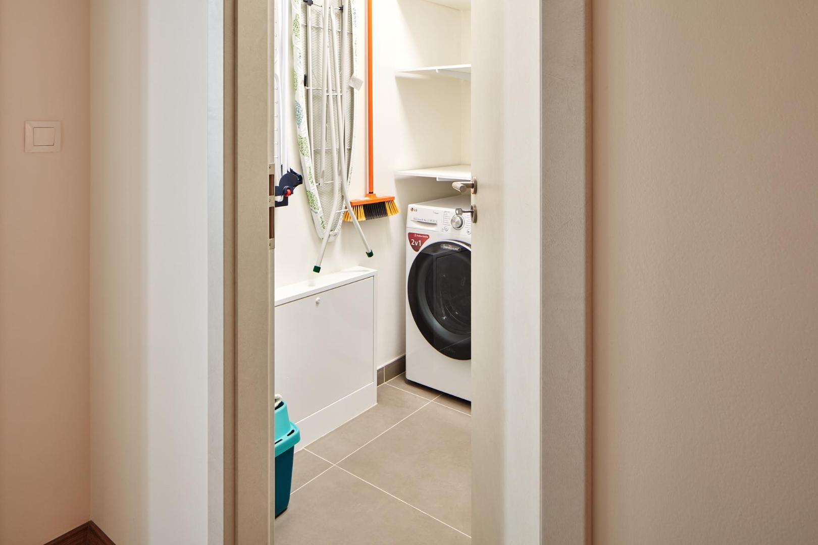 Smíchov • Garage Parking • Spacious • Netflix