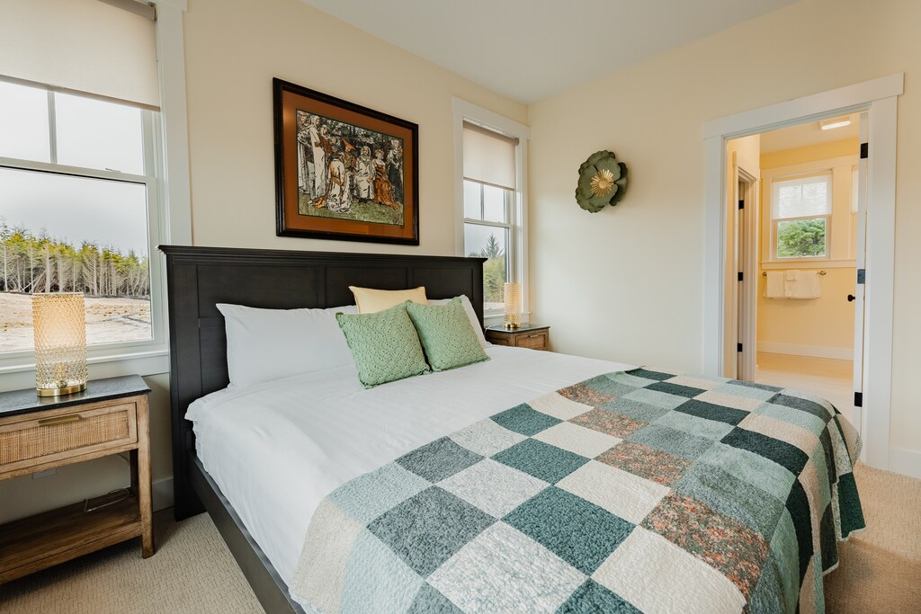 King bedroom with ensuite bath is a relaxing combination