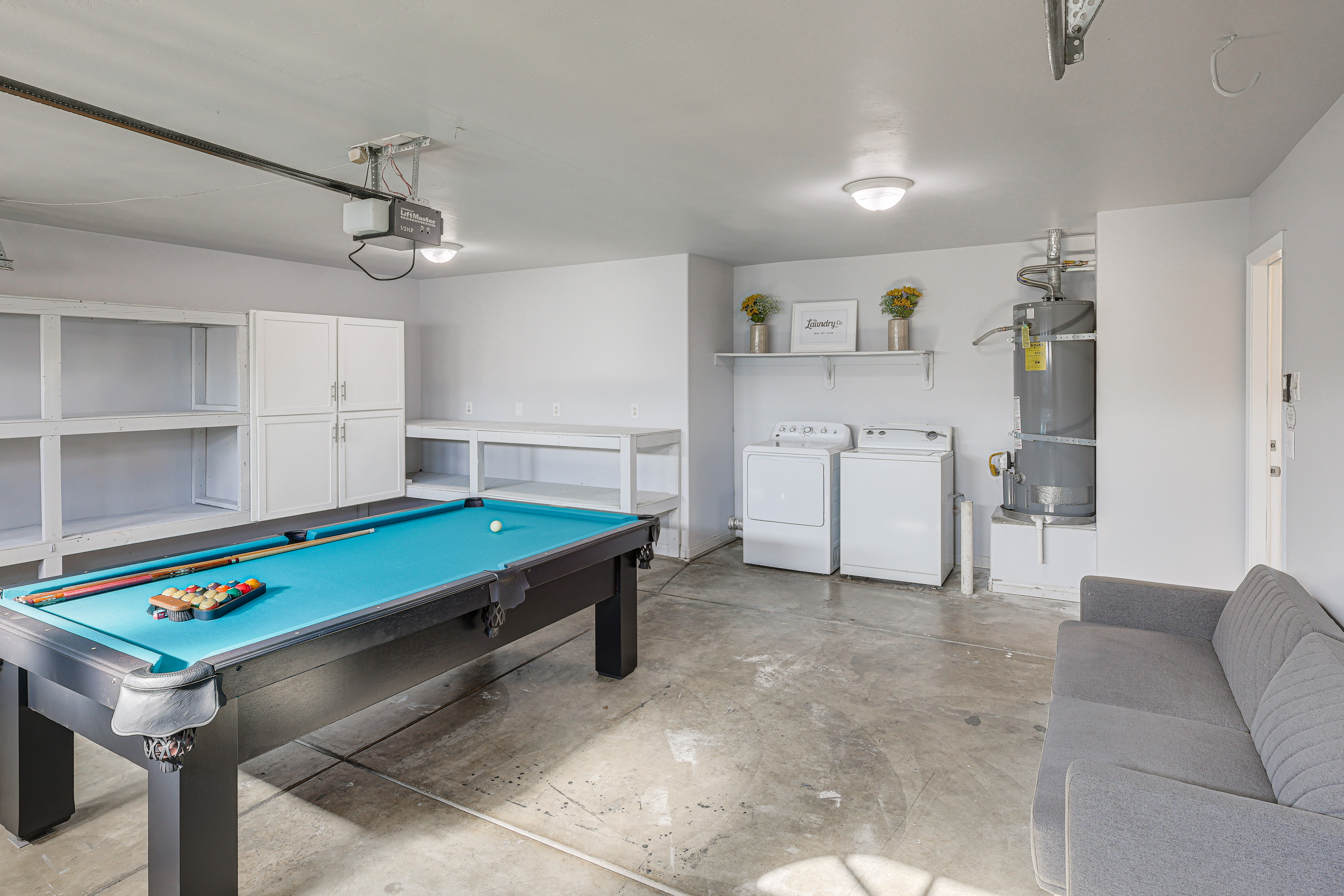 Bakersfield Home w/ Pool Table, Cornhole + More!