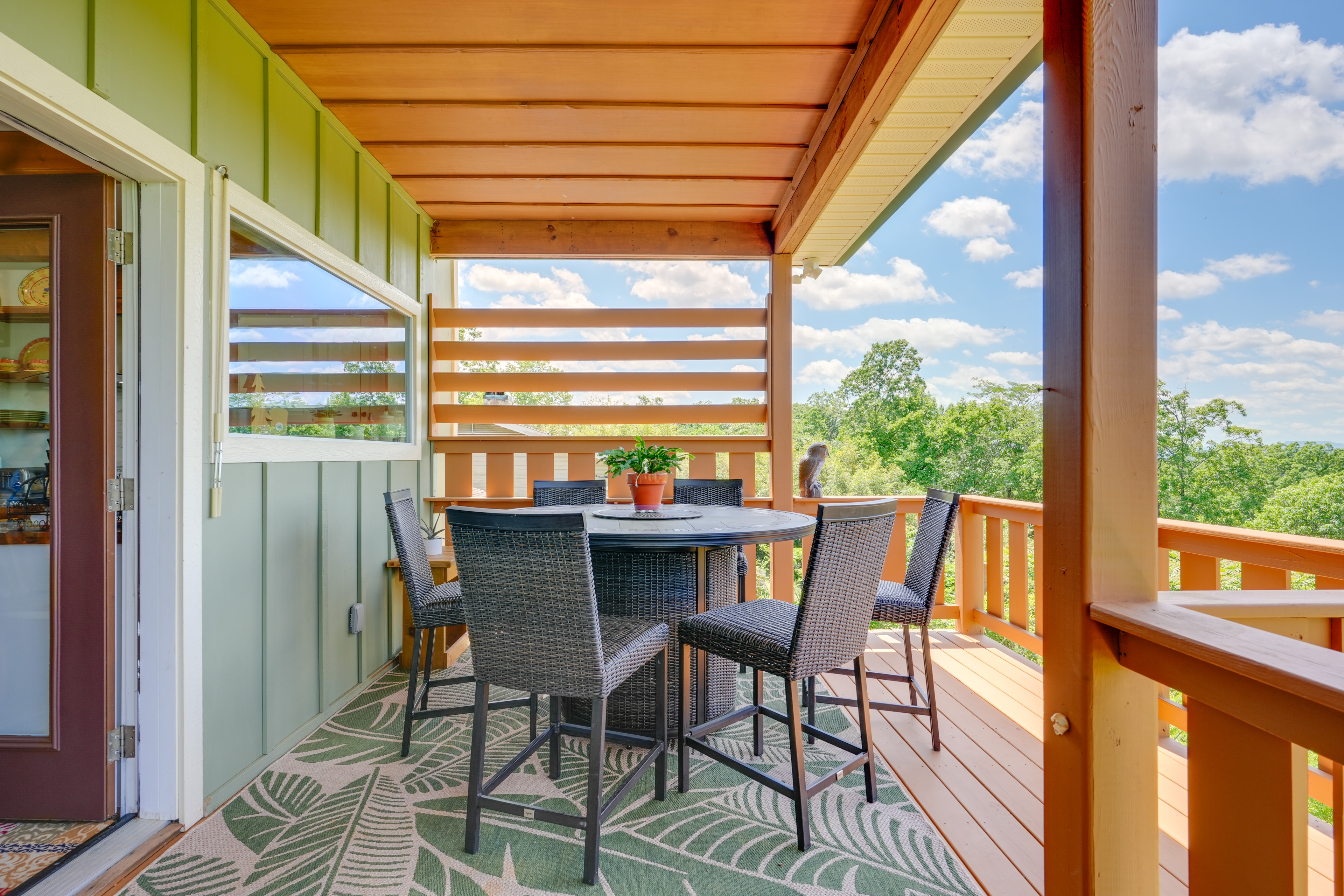 Quiet Chattanooga Home w/ Deck + Mountain Views!