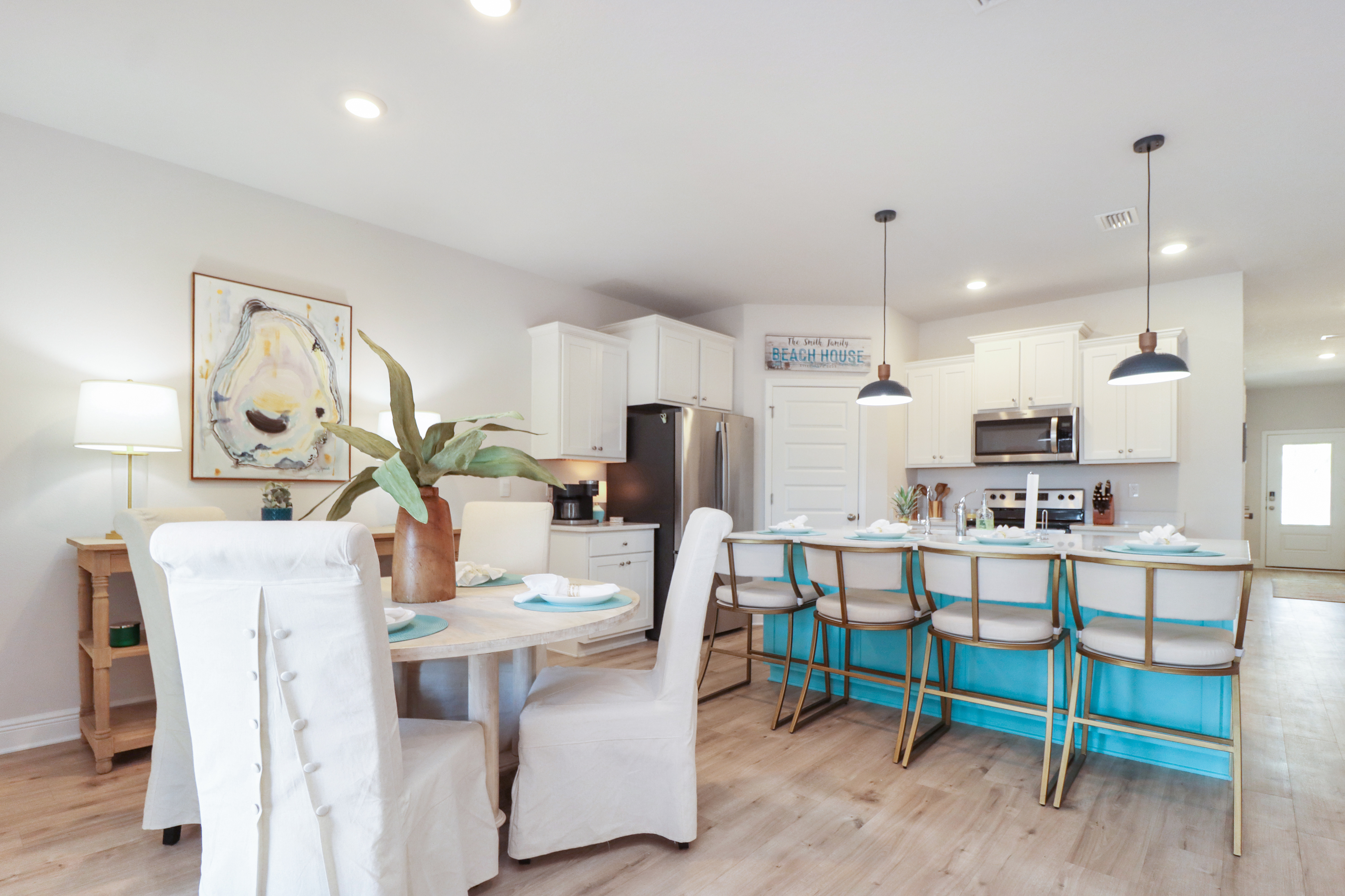 Dining Area and Kitchen Bar