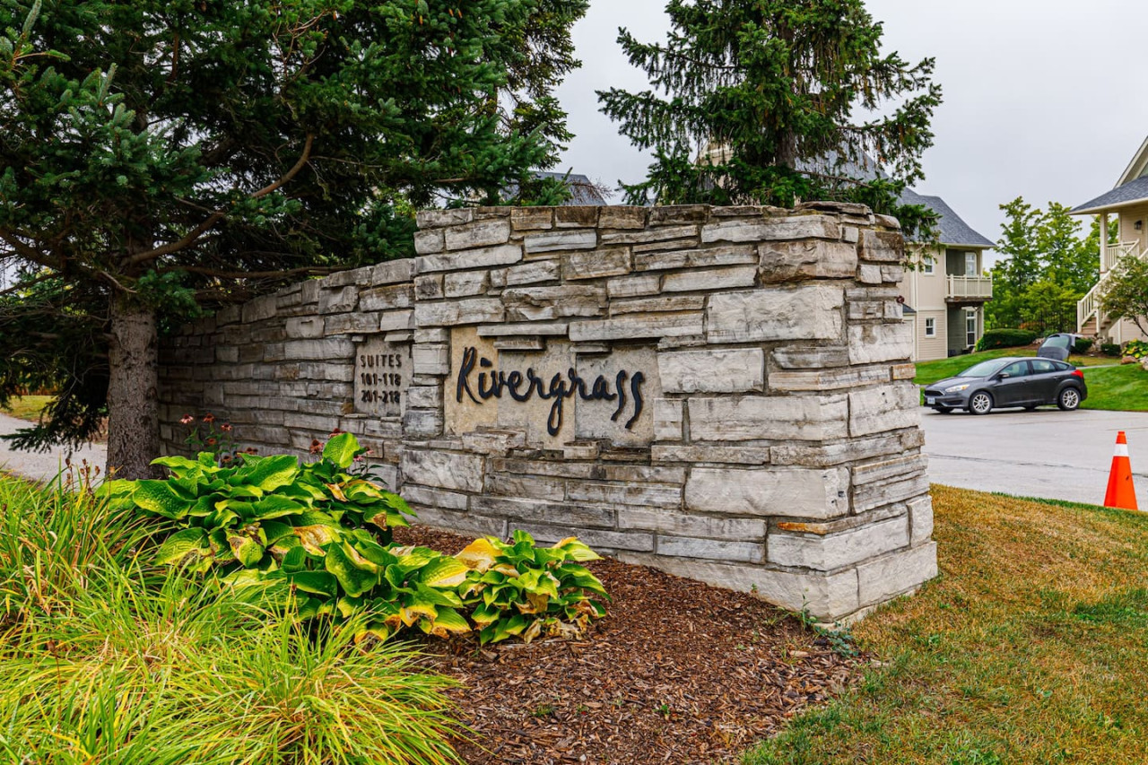 Après at Blue: Hot Tub and Golf