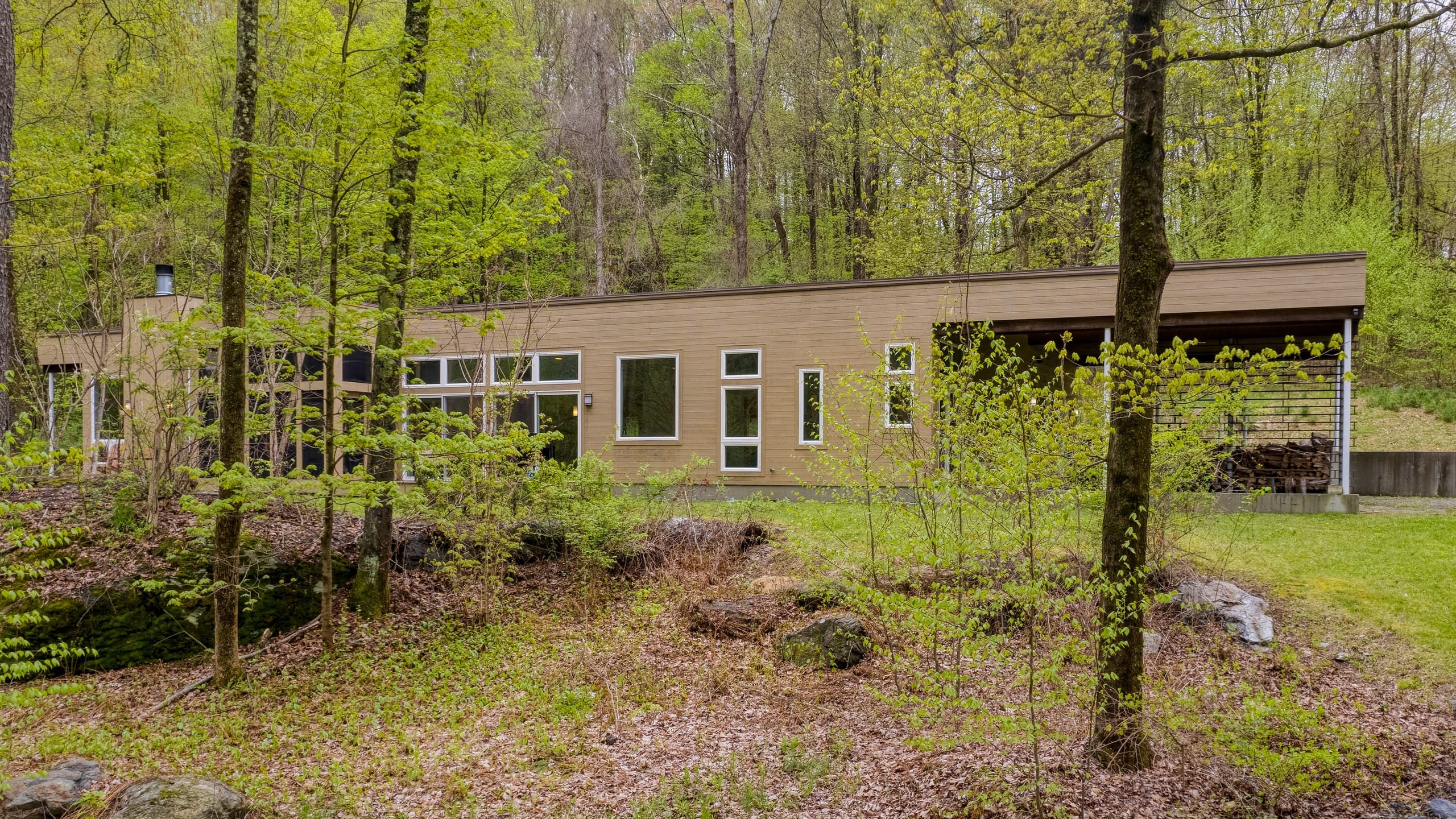 Just 10 minutes from Great Barrington for dining, shopping, and wine tasting. Just 10 minutes from Great Barrington for dining, shopping, and wine tasting.