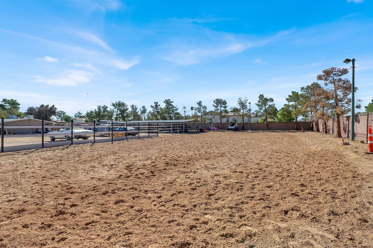 Spacious 4BR+Den w/ Pool, Jacuzzi, BBQ, Near Strip