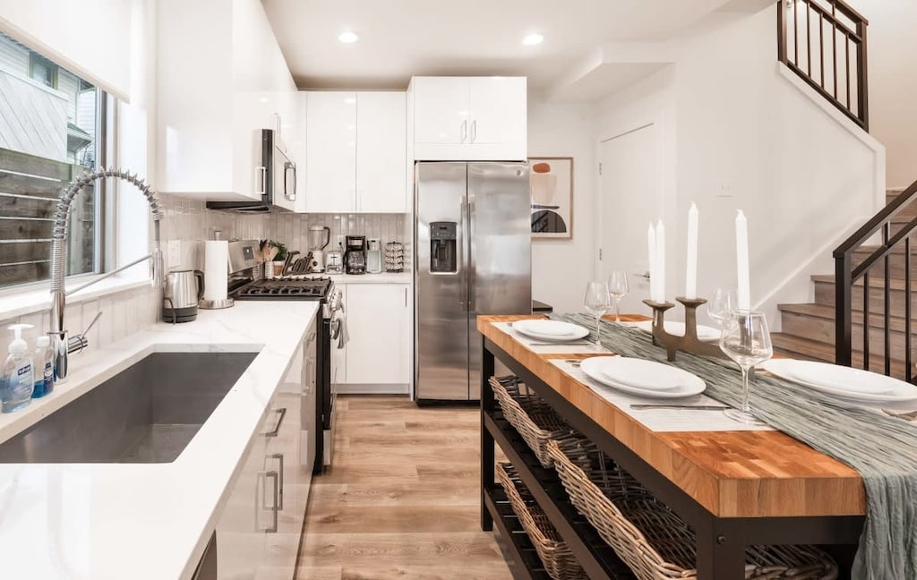 Well equipped kitchen with high end finish appliance