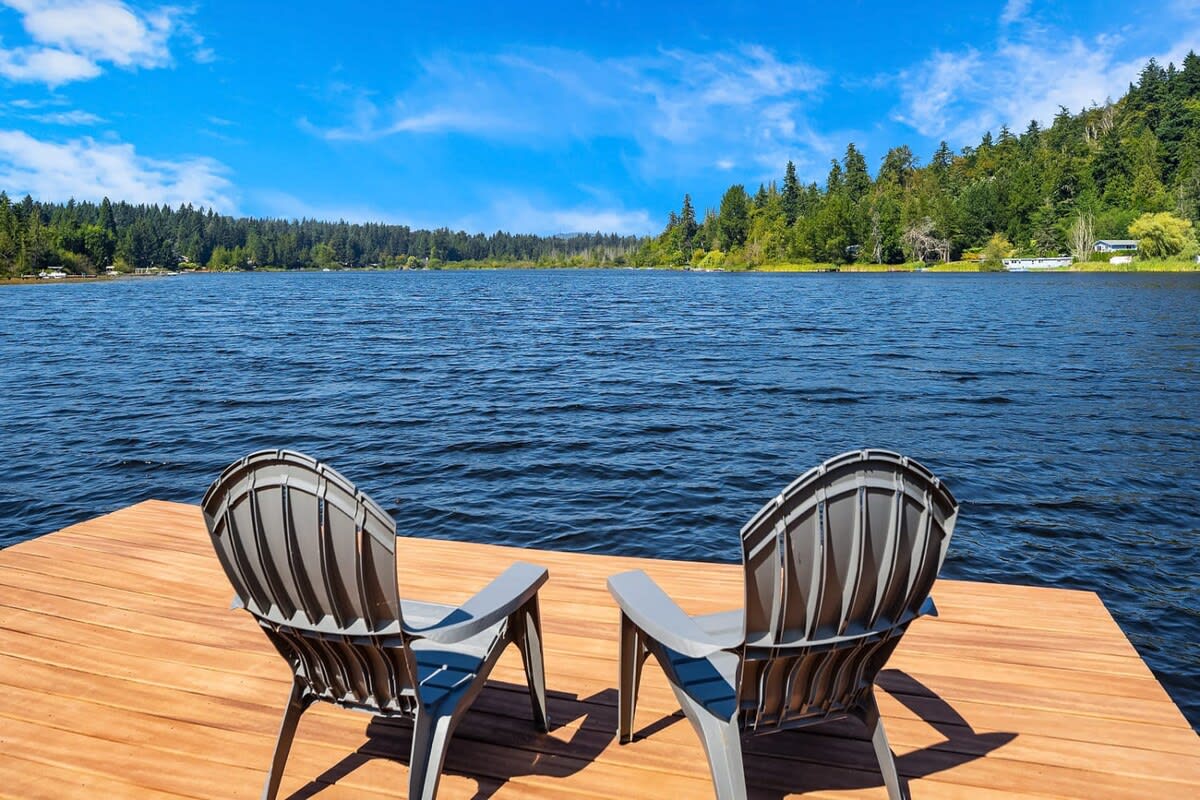 Enjoy the sunshine with astonishing lake view!