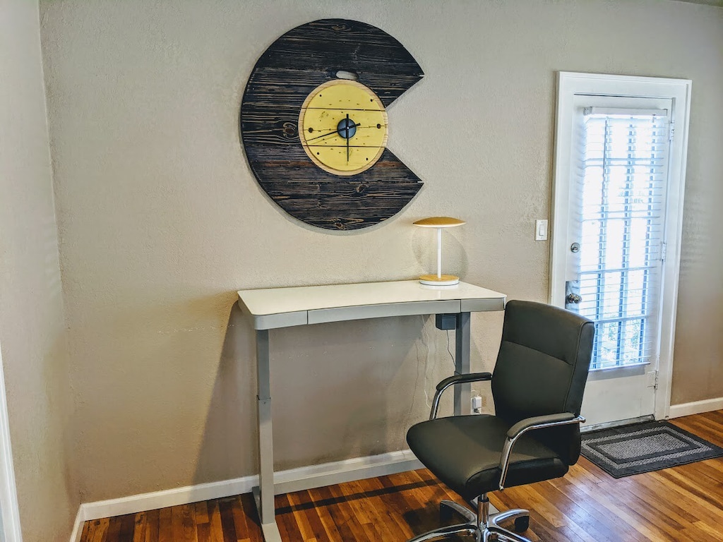 Stay productive with this electric sit/stand desk and ergonomic chair, perfect for remote work in a quiet and comfortable setting.