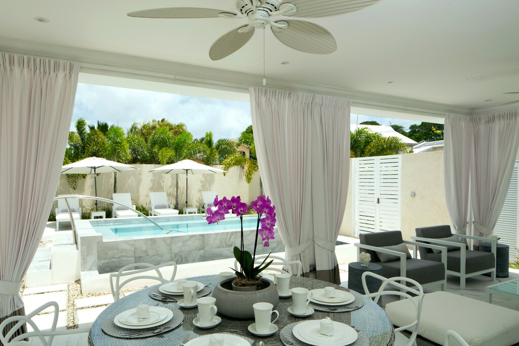 Footprints - Covered Dining Area