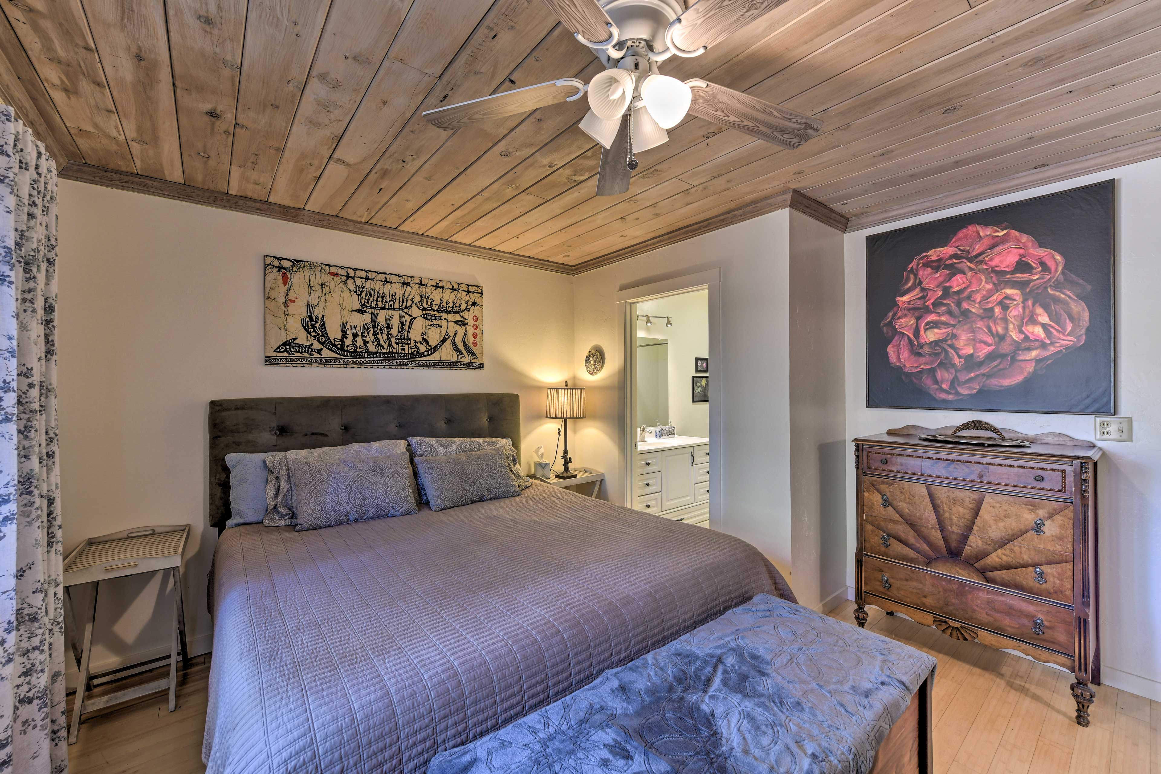 Peaceful Cottage w/ Grill & Yard in Grass Valley!