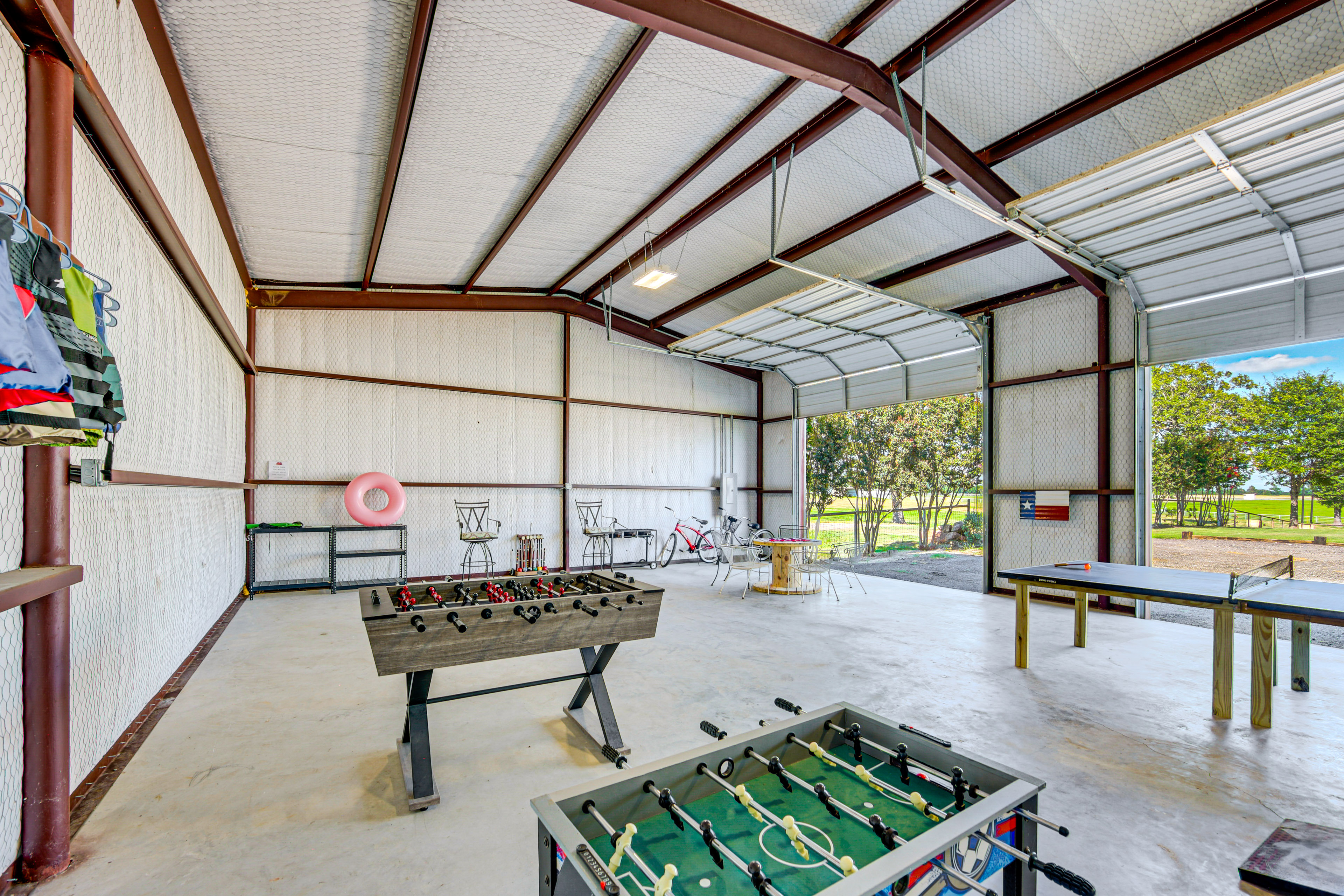 Van Vacation Retreat w/ Private 300-Acre Lake!