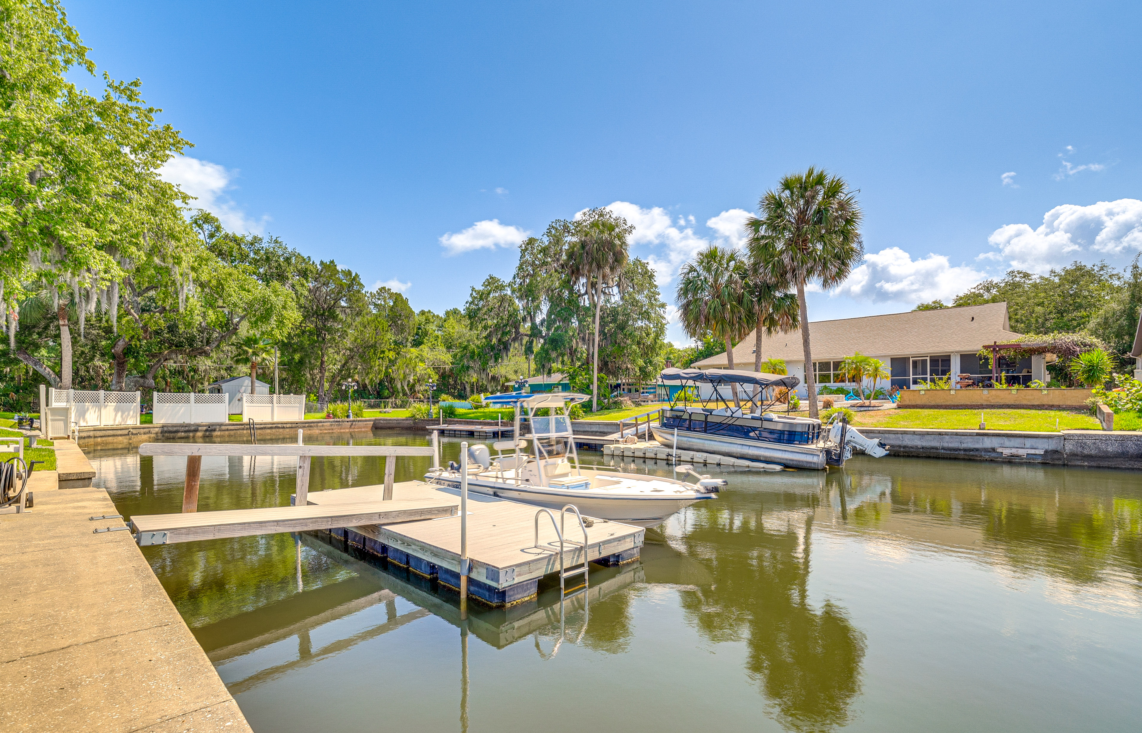 Crystal River Getaway w/ Dock, Kayaks & Bicycles!