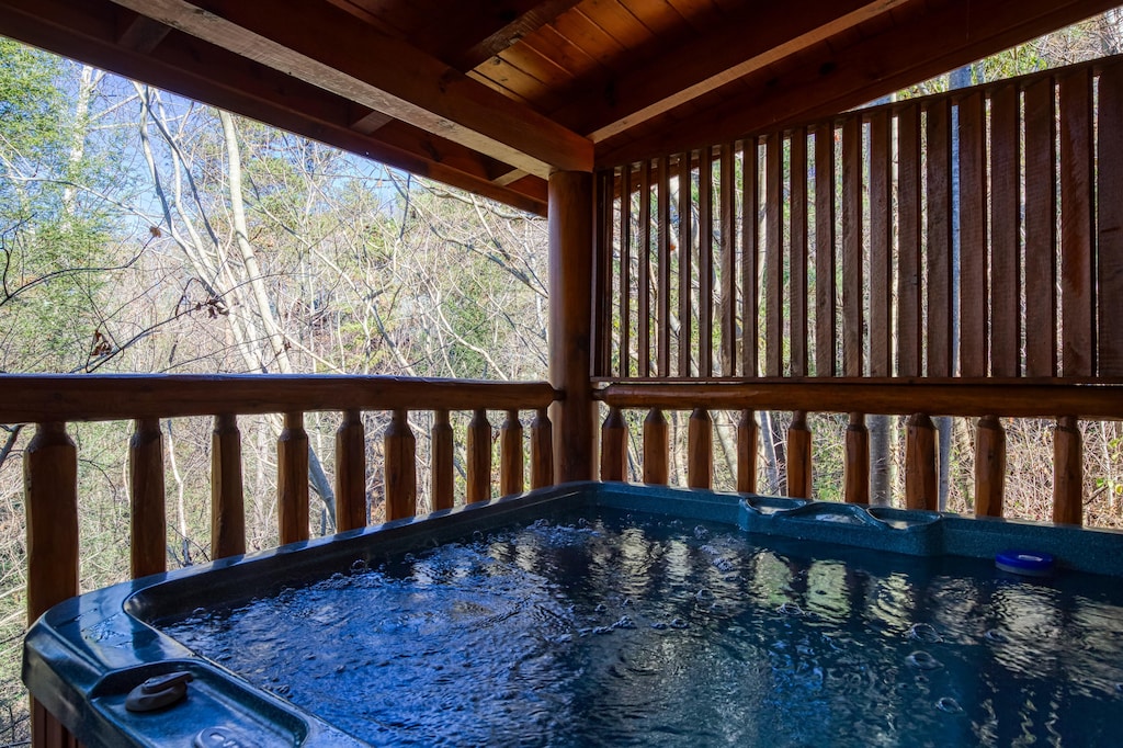 Cozy private nature view hot tub 
