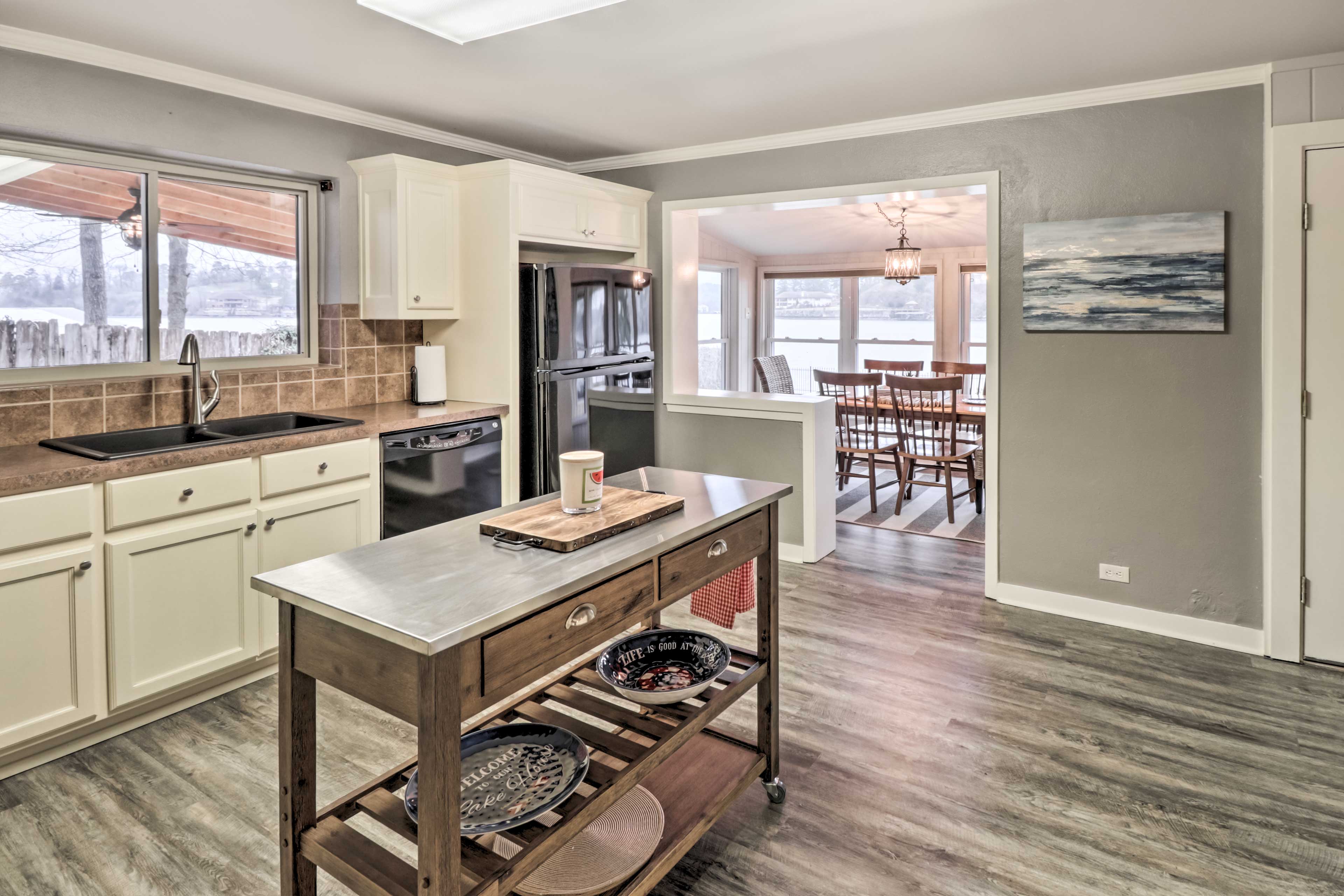 Lake Hamilton Family Escape w/ Kayaks, Dock, Grill