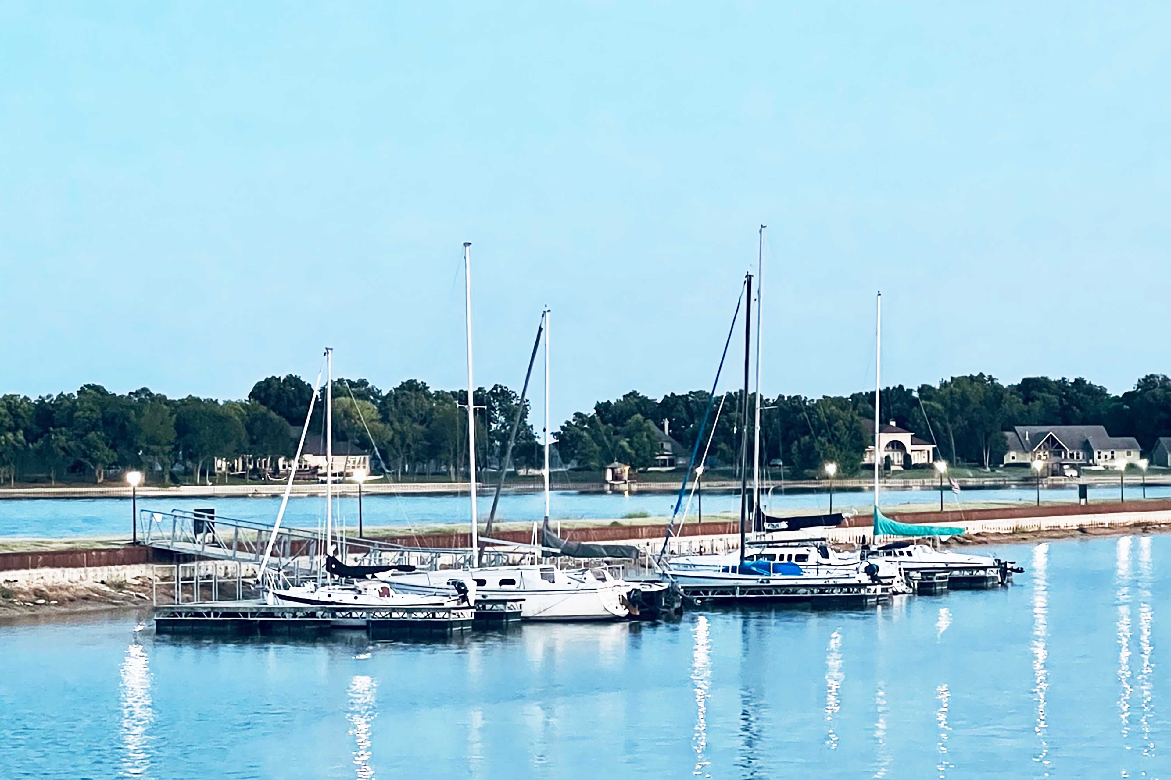 Lakefront Corsicana Condo: Pool & Private Balcony!