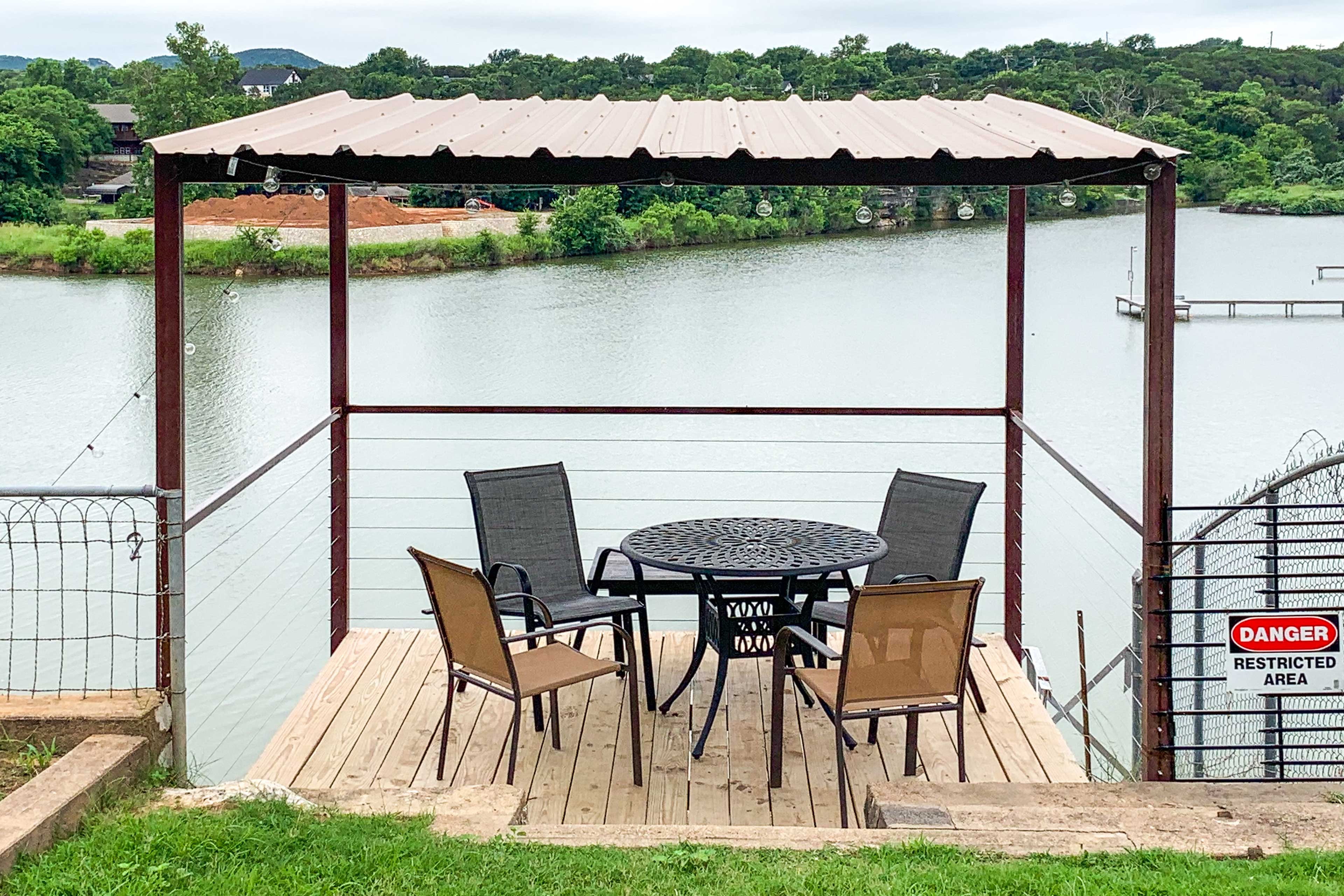 Granbury Getaway w/ Lake Views: 2 Mi to Downtown!