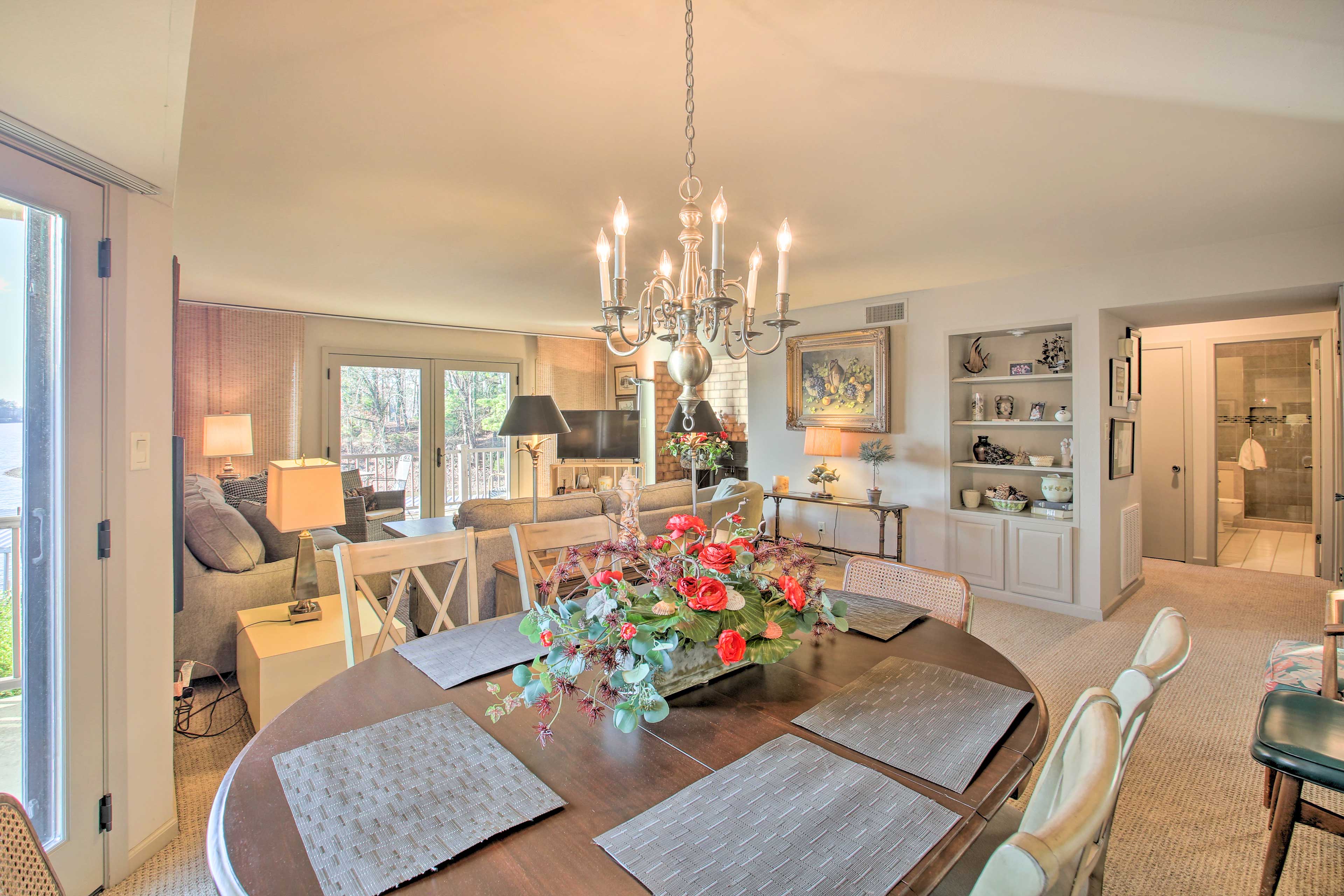 Lakefront Hot Springs Condo w/ Boat Dock! Home Rental in Lake Hamilton