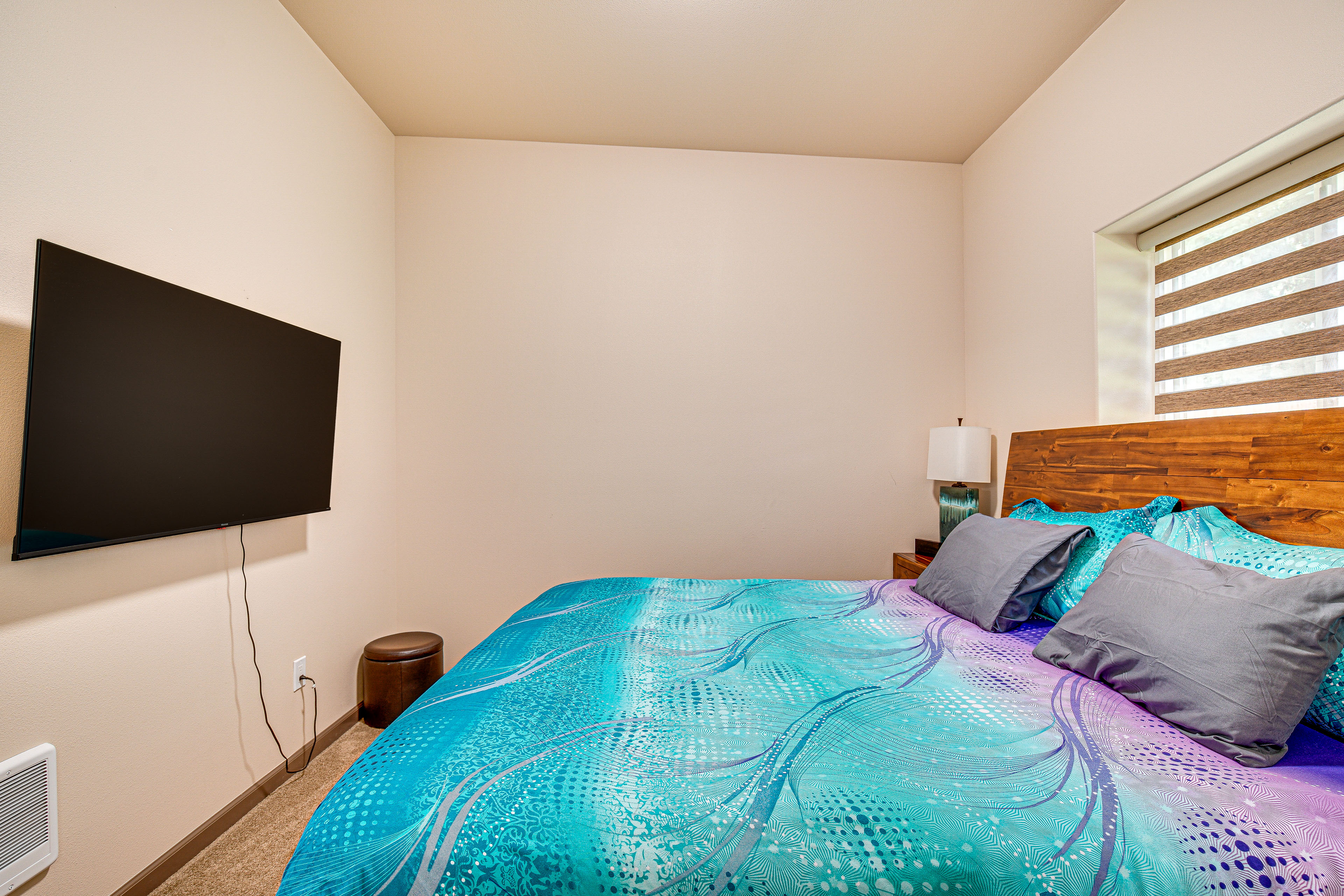 Day trip to Snoqualmie! Lakefront Home w/ Hot Tub