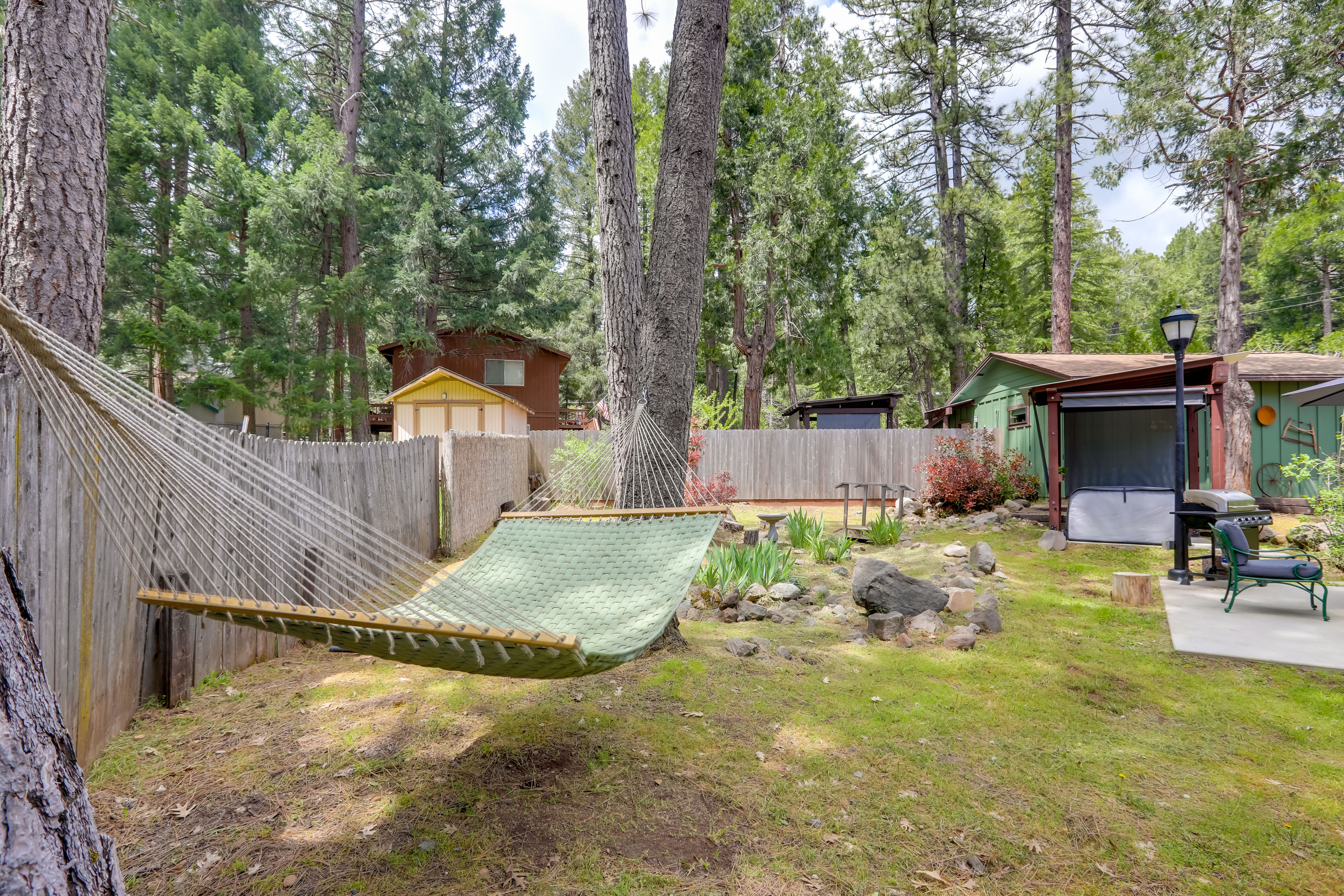 1 Mi to Lake: Hot Tub Haven in Pollock Pines!