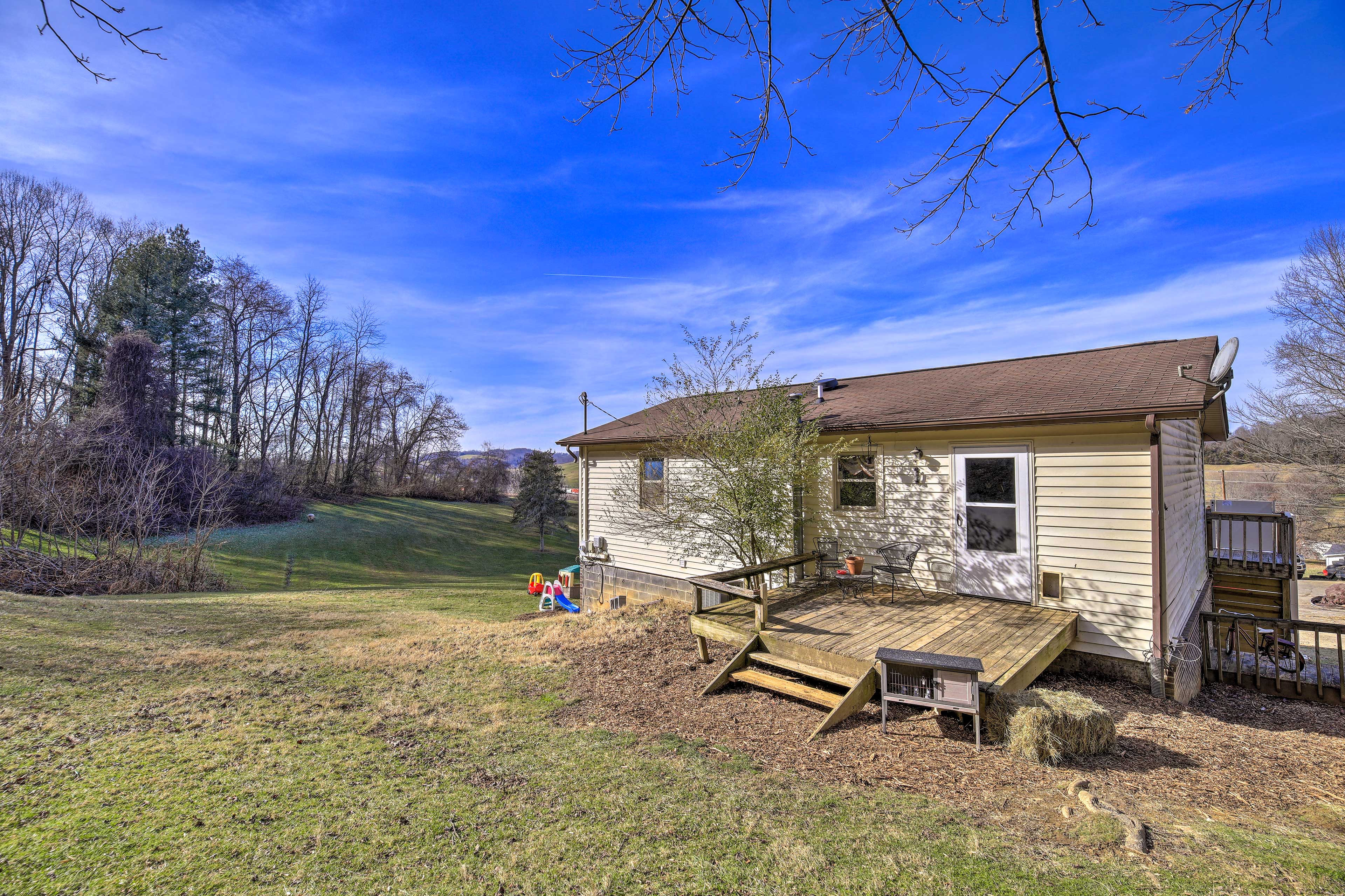 Property Image 2 - Pet Friendly Meadowview Retreat on Hobby Farm!