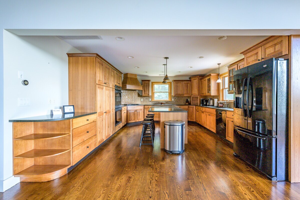 Gourmet cooks' kitchen with lots of counter space