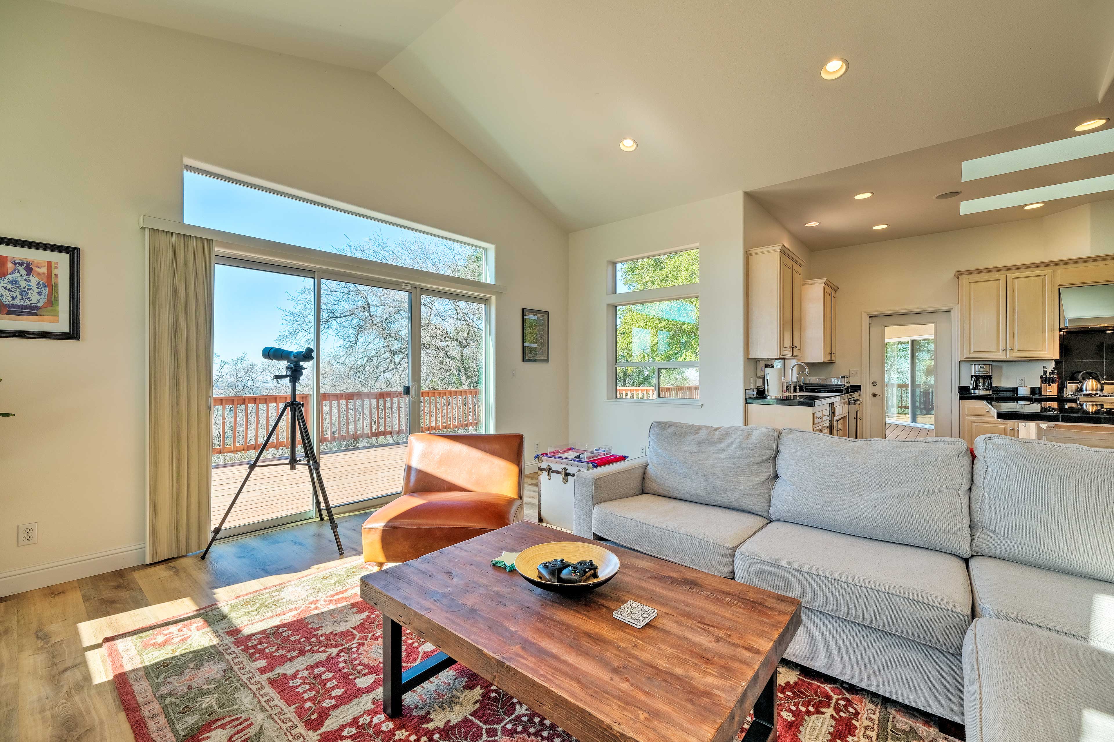 Peaceful Retreat with Hot Tub & Sierra Mtn Views!