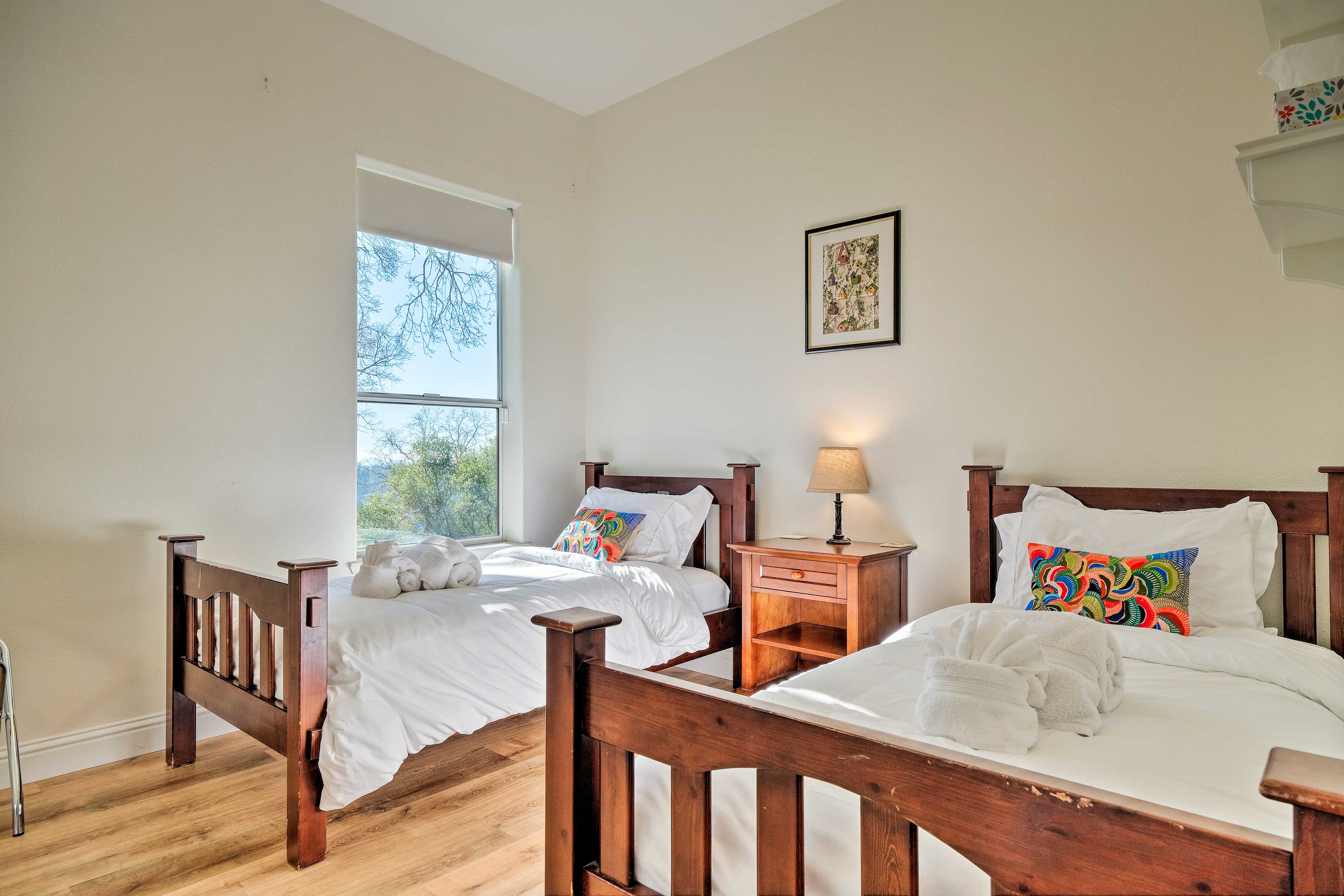 Hot Tub & Mtn Views: Peaceful Columbia Retreat!