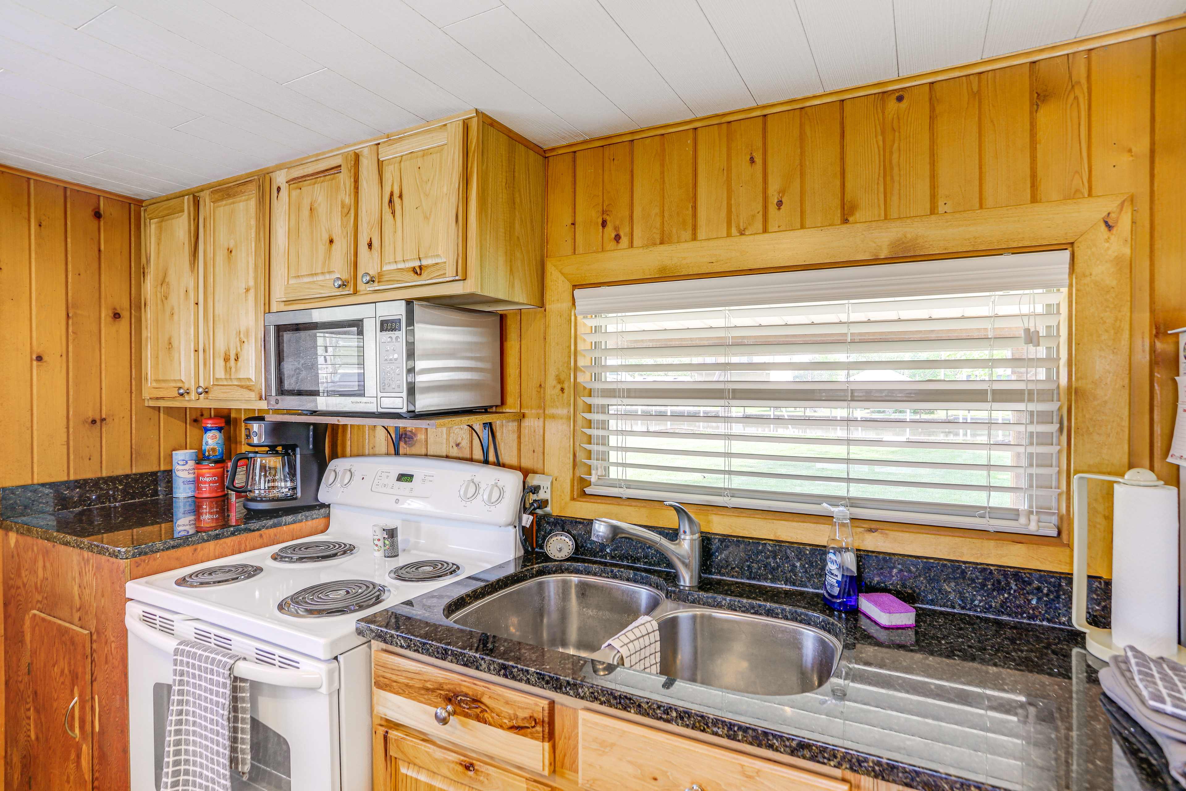 Waterfront Port Clinton Cottage w/ Fire Pit!