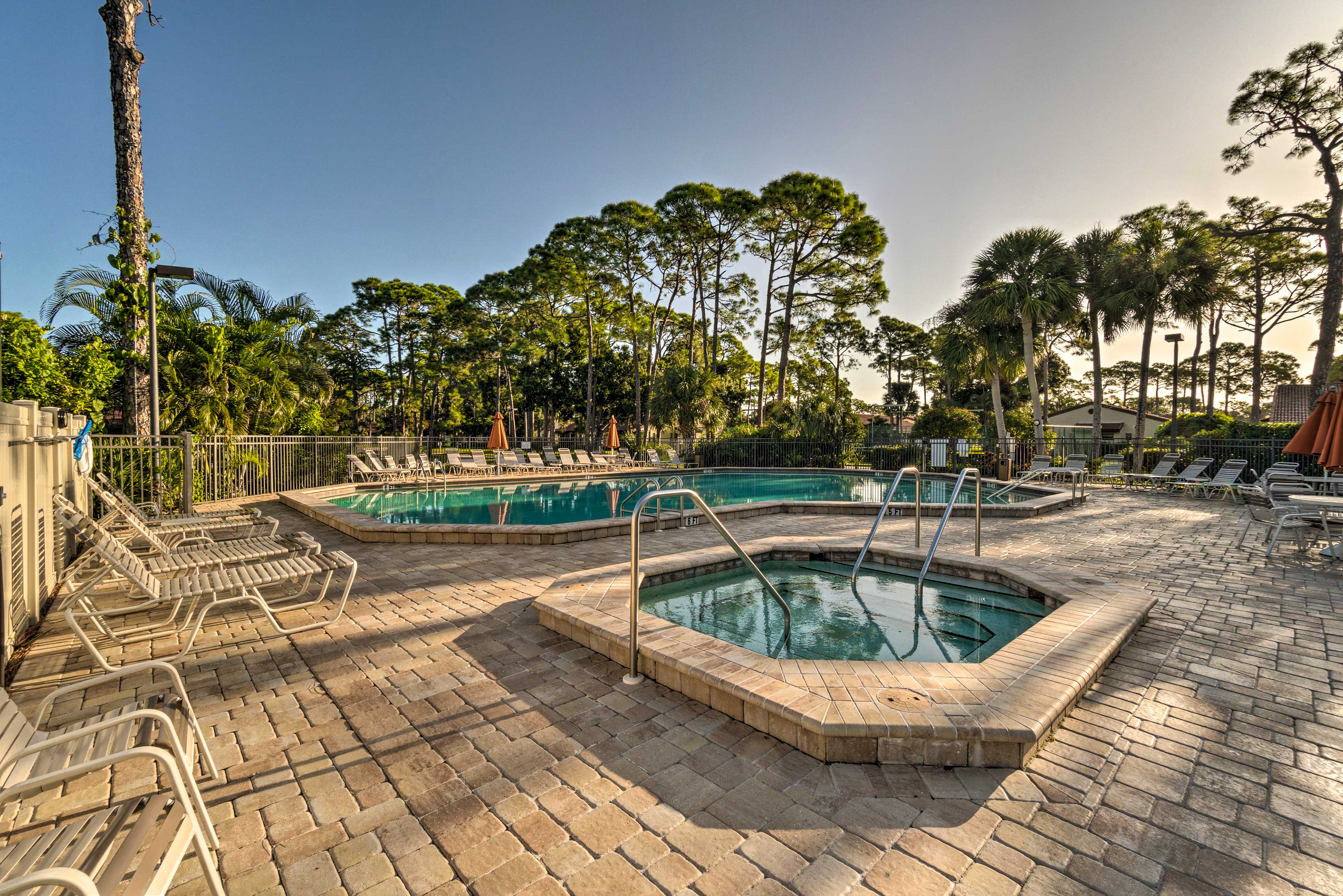 Sarasota Oasis w/ Lanai & Community Hot Tub!