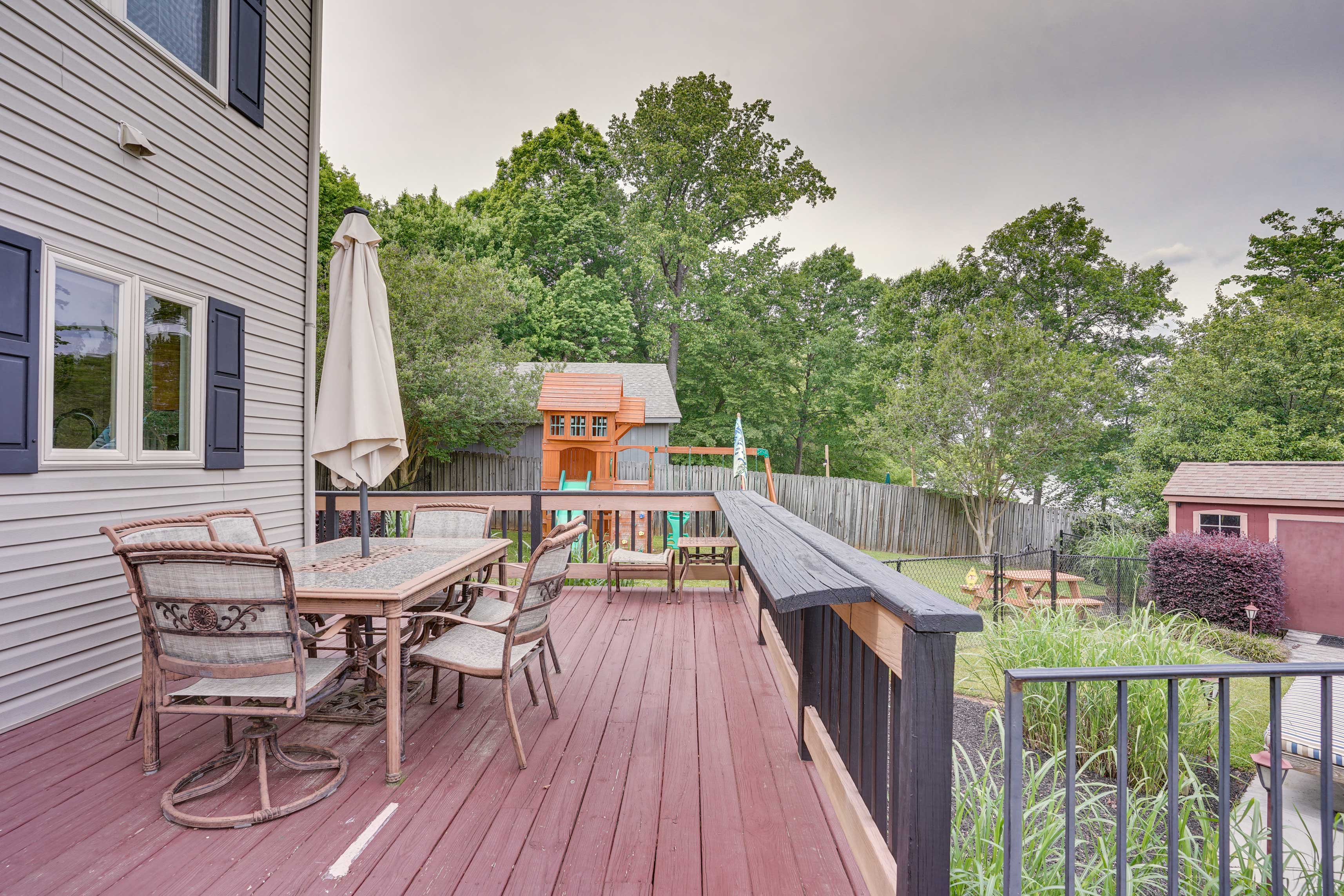 Lakefront Home w/ Outdoor Oasis, Kayaks, Dock