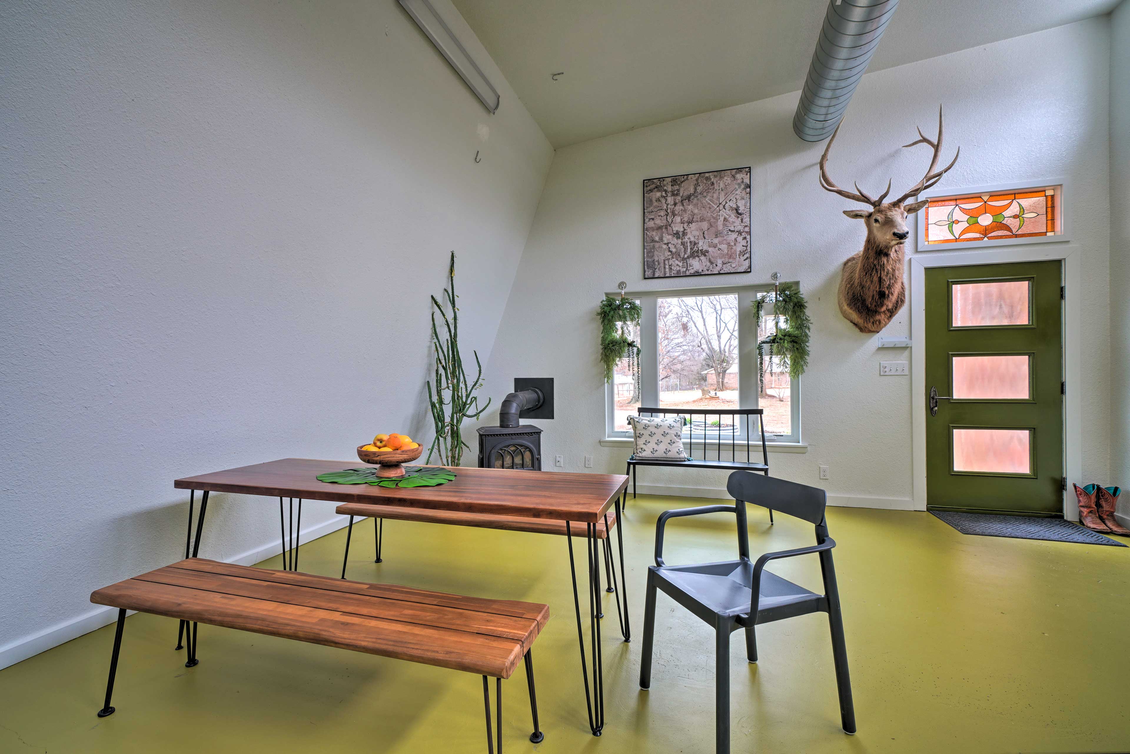 Bohemian Home w/ Screened Porch, 3 Mi to Lake!