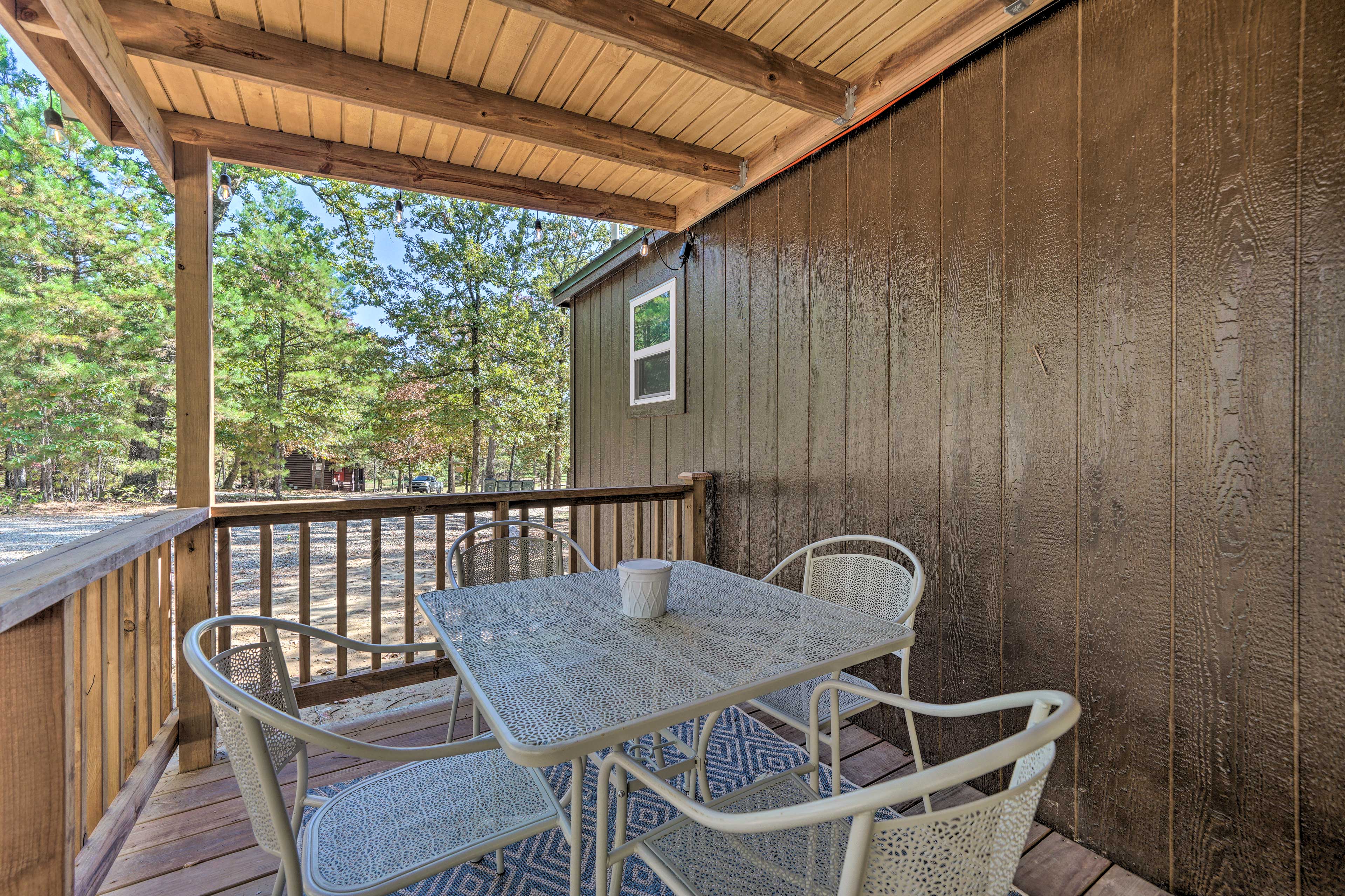 Stylish Cabin with Fire Pit Near Beavers Bend!