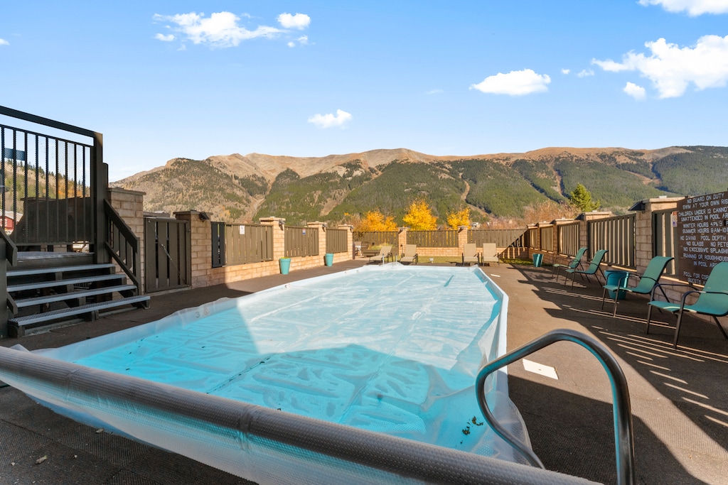 Outdoor pool-sized hot tub with amazing views! 