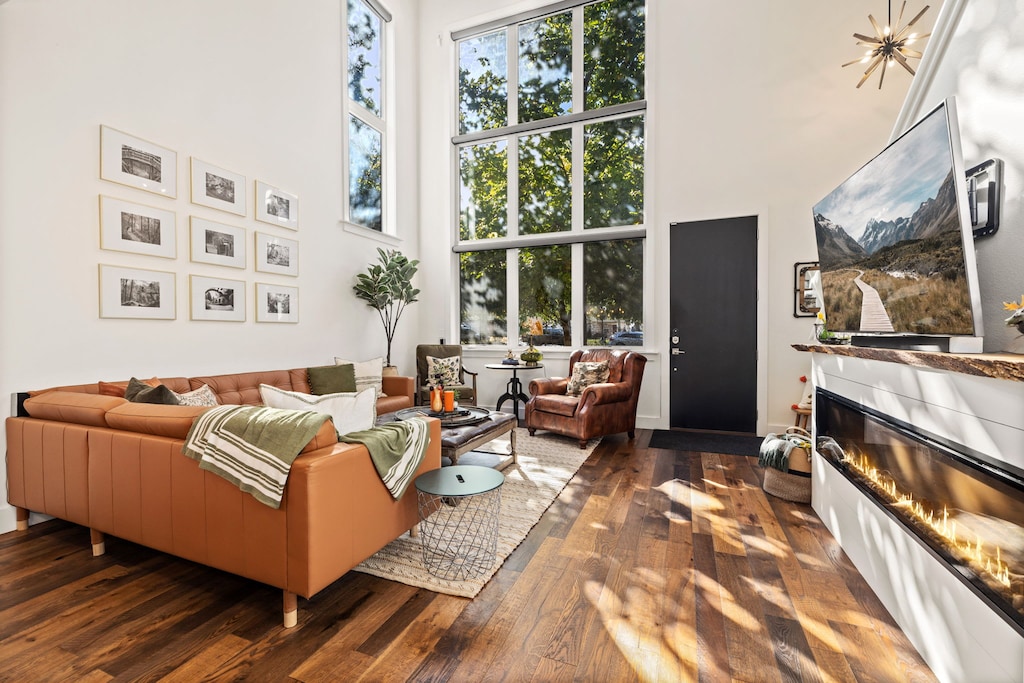 Welcome to the Lofty Pursuit! This modern urban residence boasts high ceilings and an abundance of large windows allowing for ample natural light.