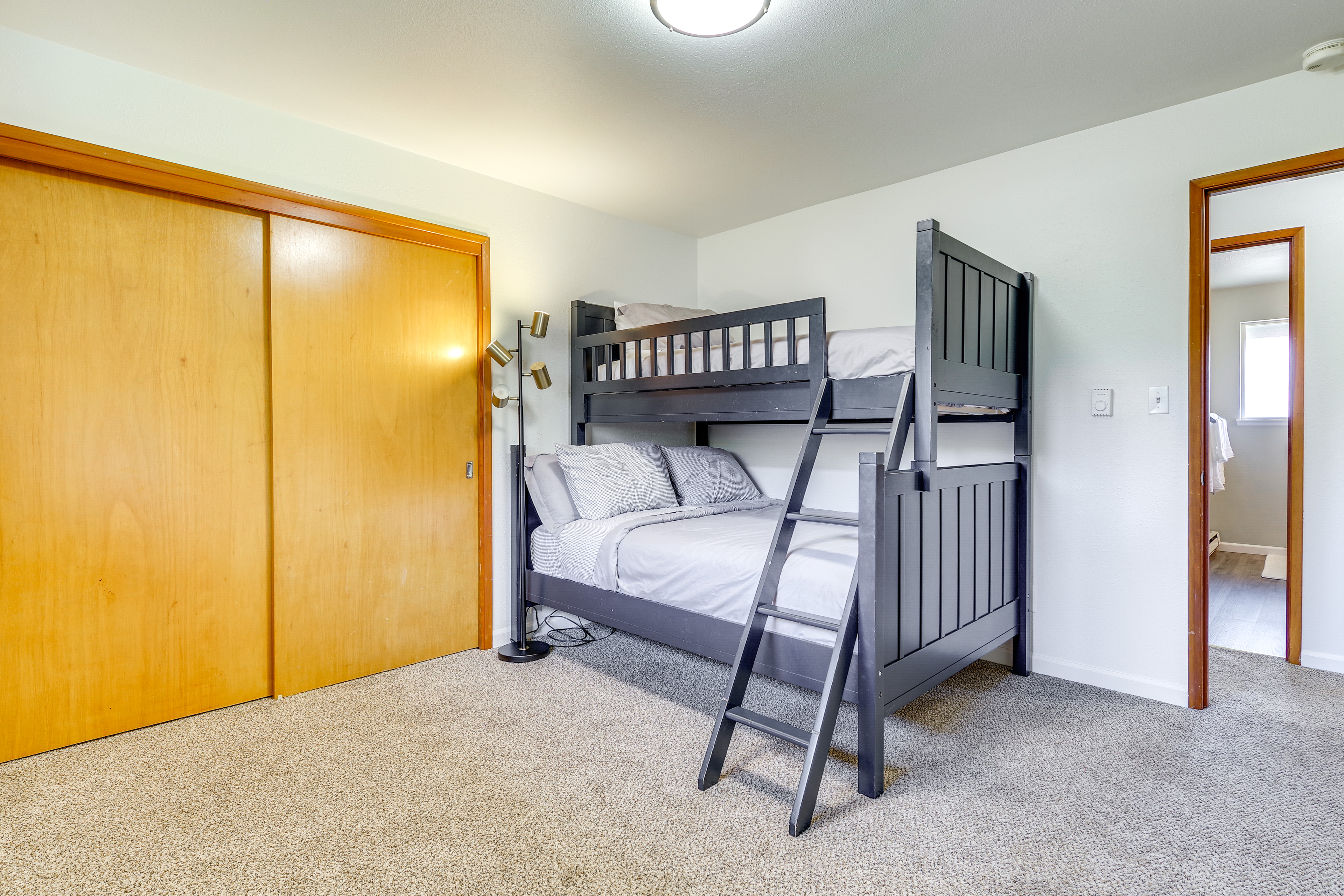 Near Snoqualmie River: Pet-Friendly Gem, Fire Pit