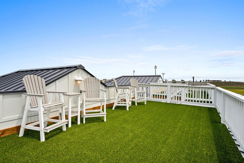 Rooftop deck with views of the town and glimpses of the ocean!