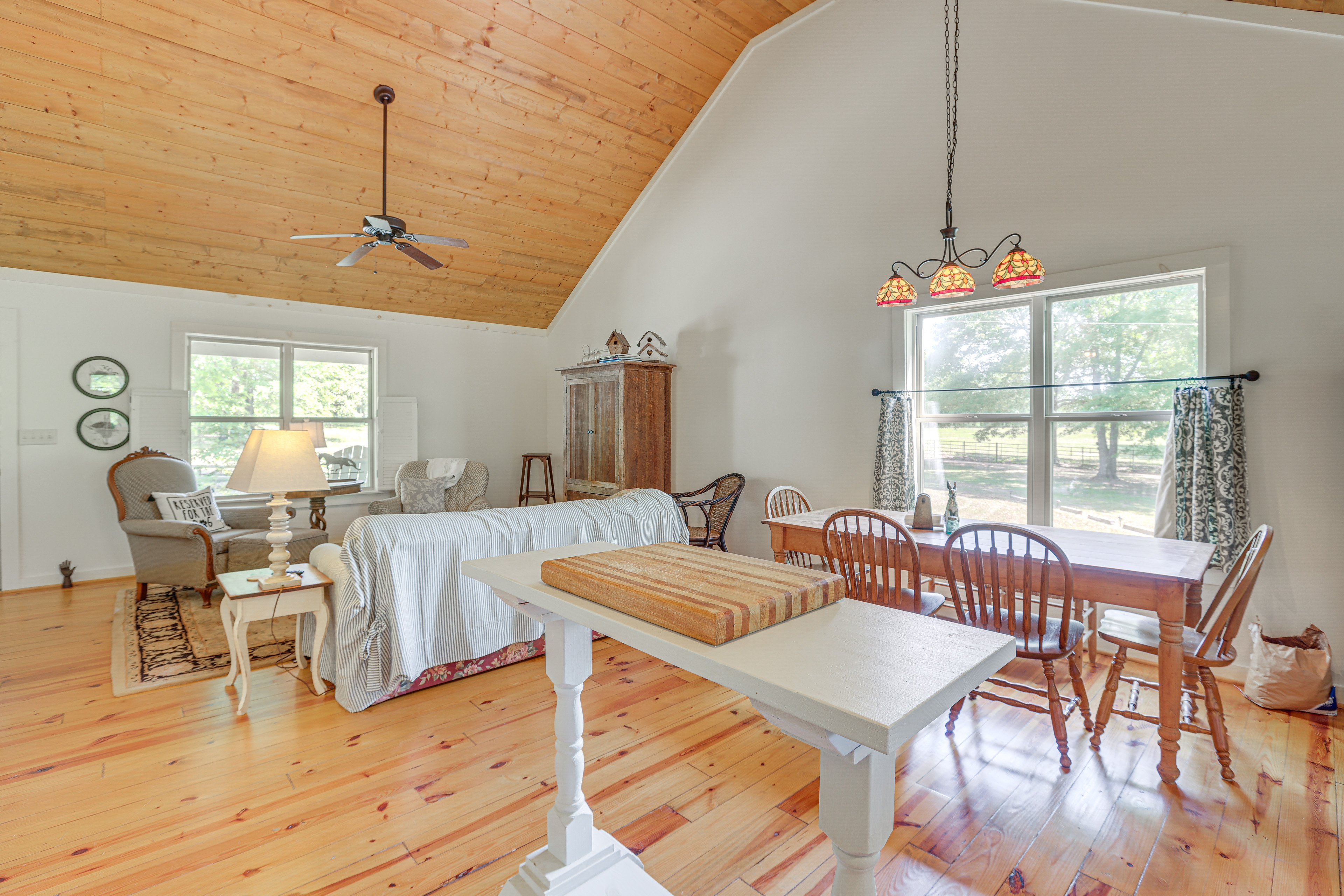 Charming Lawley Cottage: Deck, Fire Pit & Yard!