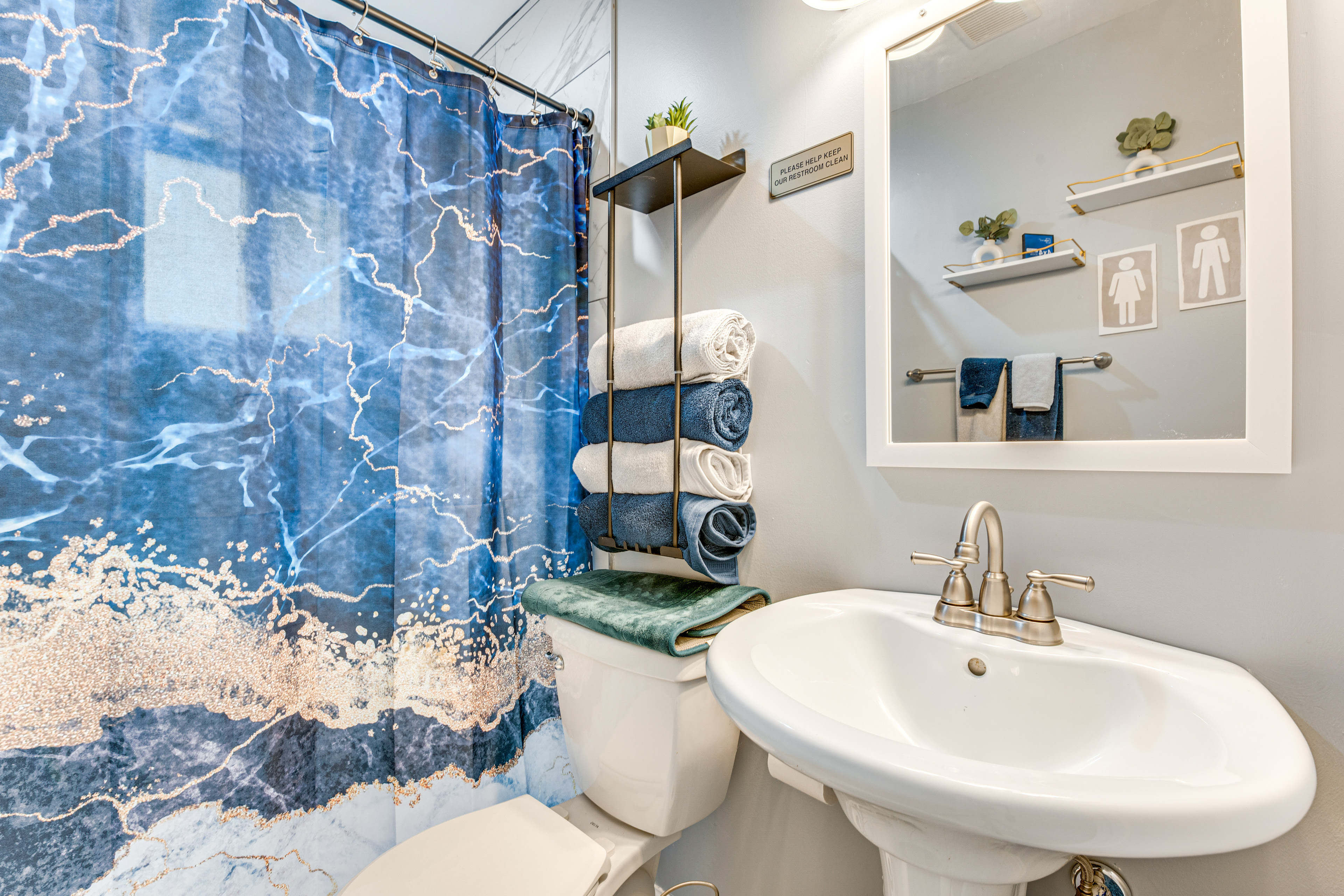 Minutes to Hospitals: Atlanta Home w/ Deck + Grill