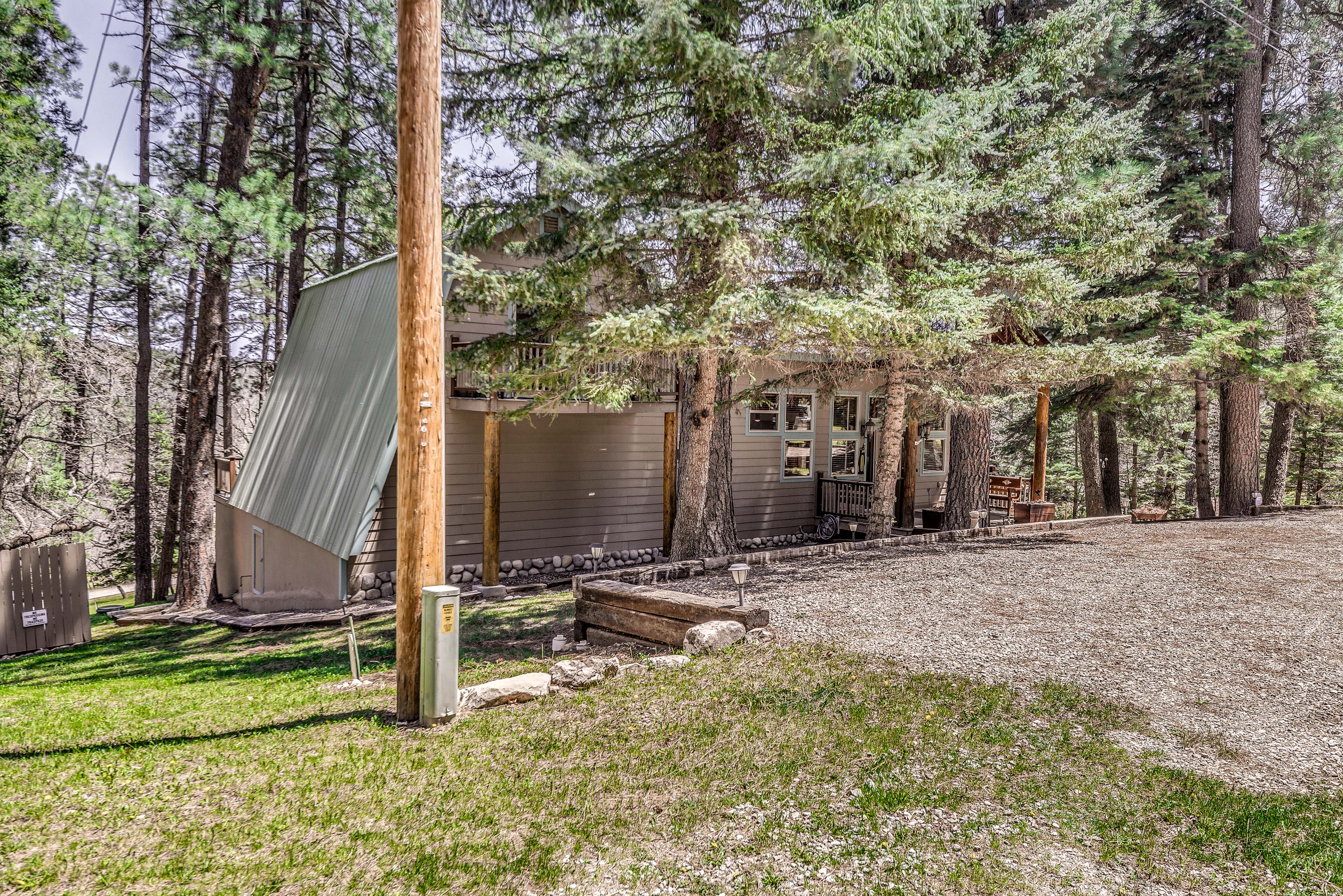 Rustic Cloudcroft Cabin w/ Spacious Deck & Grill!