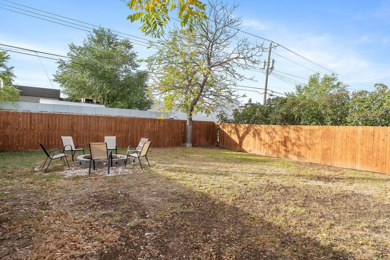 ★Centrally Located★Fire-Pit★Large Private Backyard