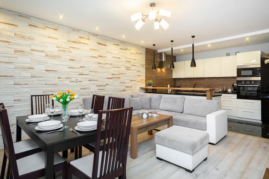 Spacious living room with full equipment. 