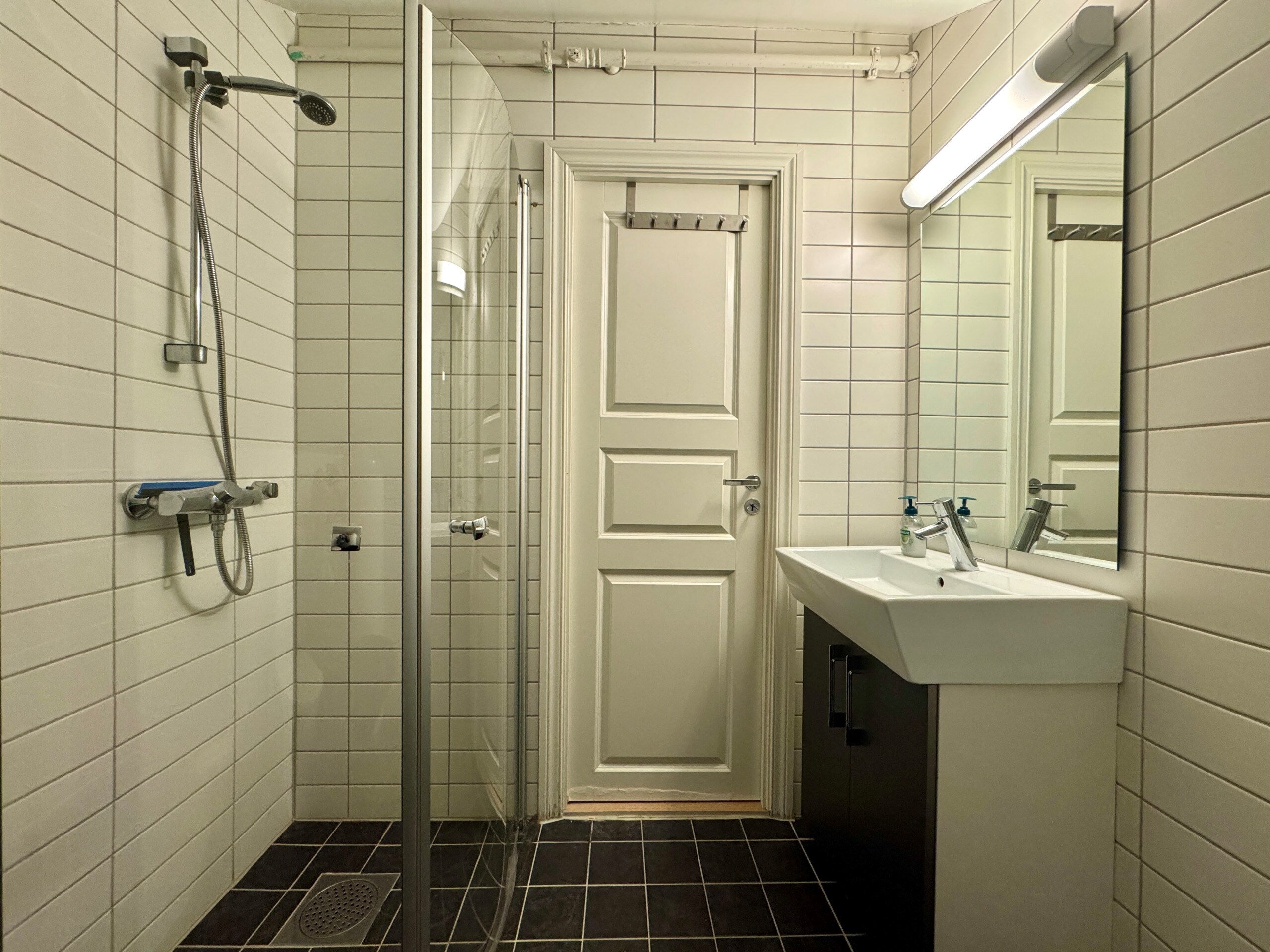 A practical bathroom with shower and toilet – easy comfort on your stay.