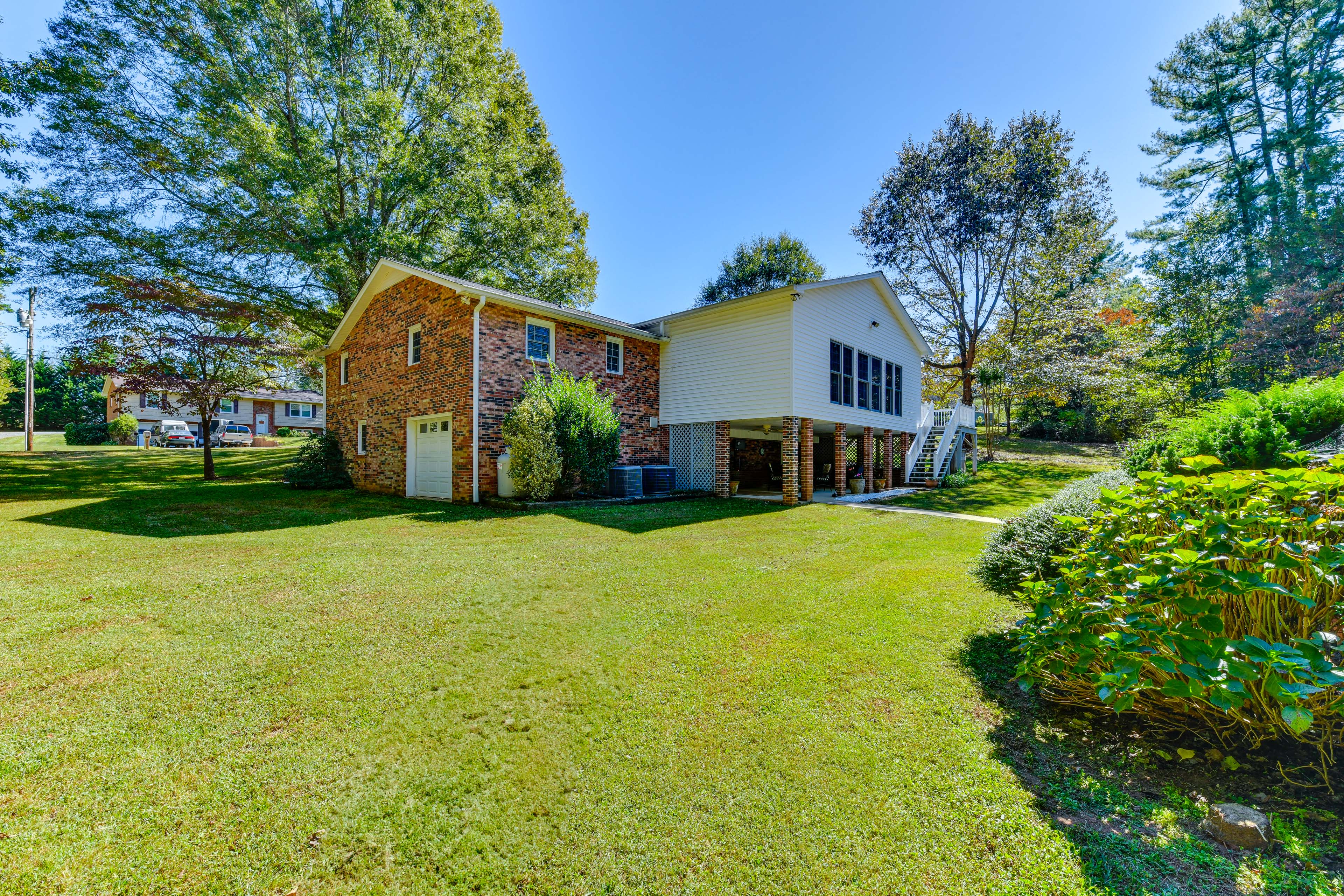 1 Mi to Dtwn: Home w/ Fire Pit & Deck in Hudson!