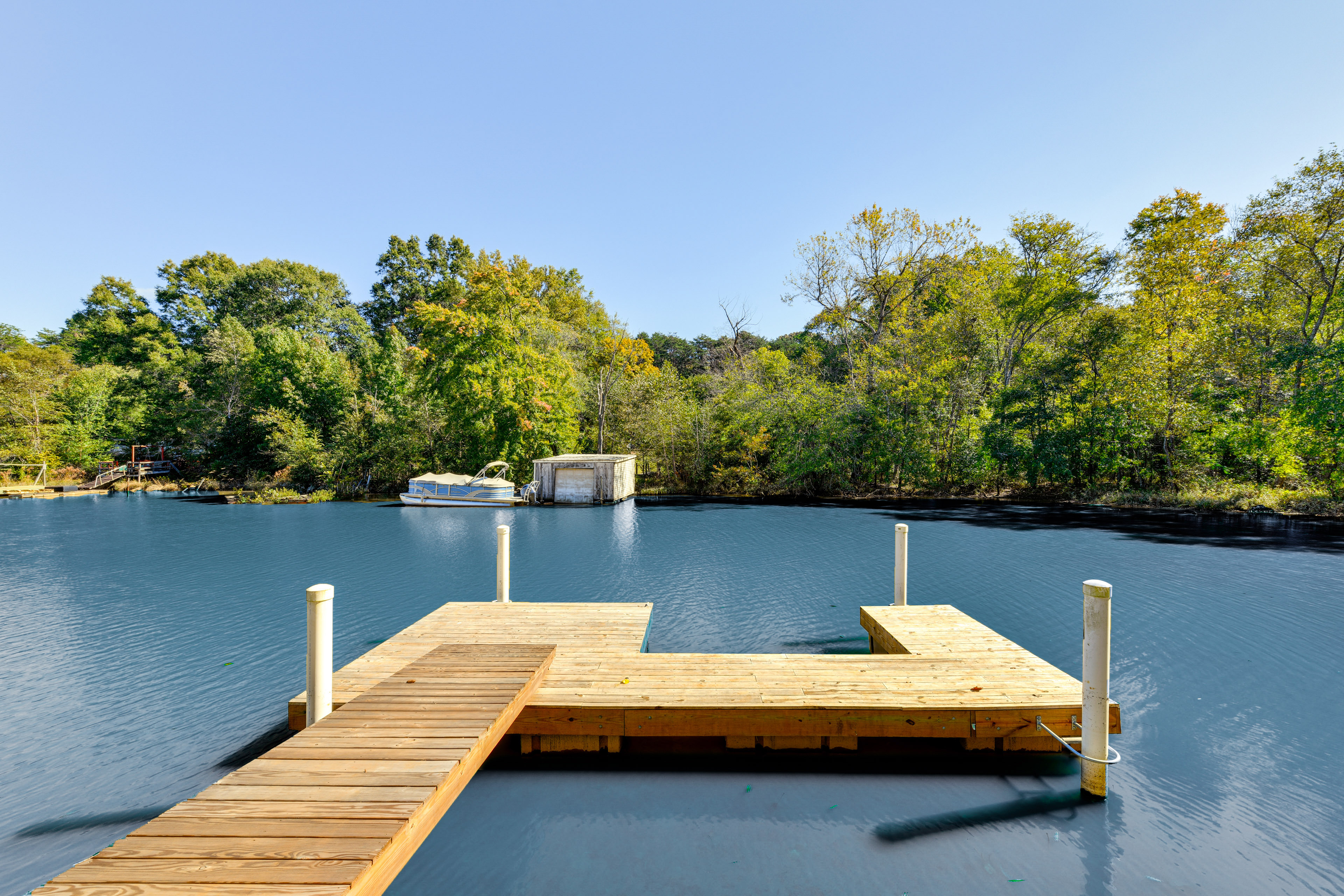 Dock + Fire Pit: Waterfront Lake Hickory Retreat!