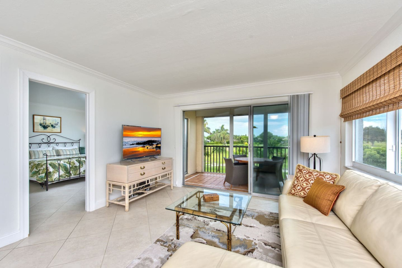 Capri Vacation Rental: newly upgraded 2-bed, 2-bath condo in Lely Golf Resort, just a short drive from 5th Avenue, golf courses, and dining. Enjoy stunning views of the 10th hole and resort-style pool