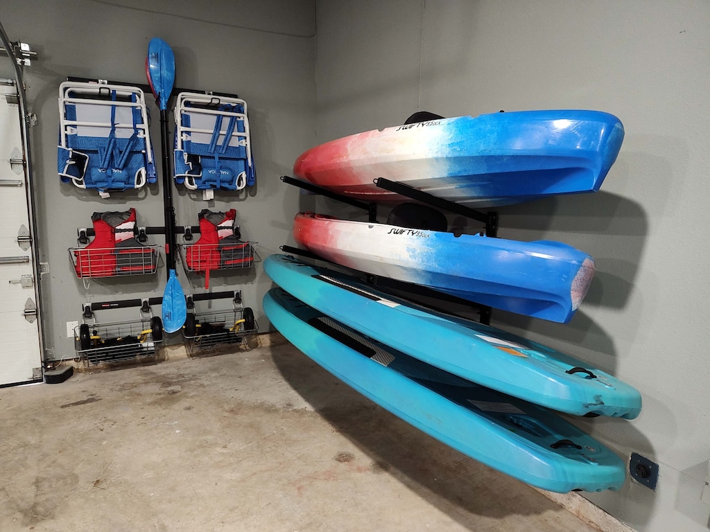 Adventure-ready! Enjoy direct lake access with 2 kayaks, 2 paddleboards, life jackets, and beach chairs—all provided for your stay.
