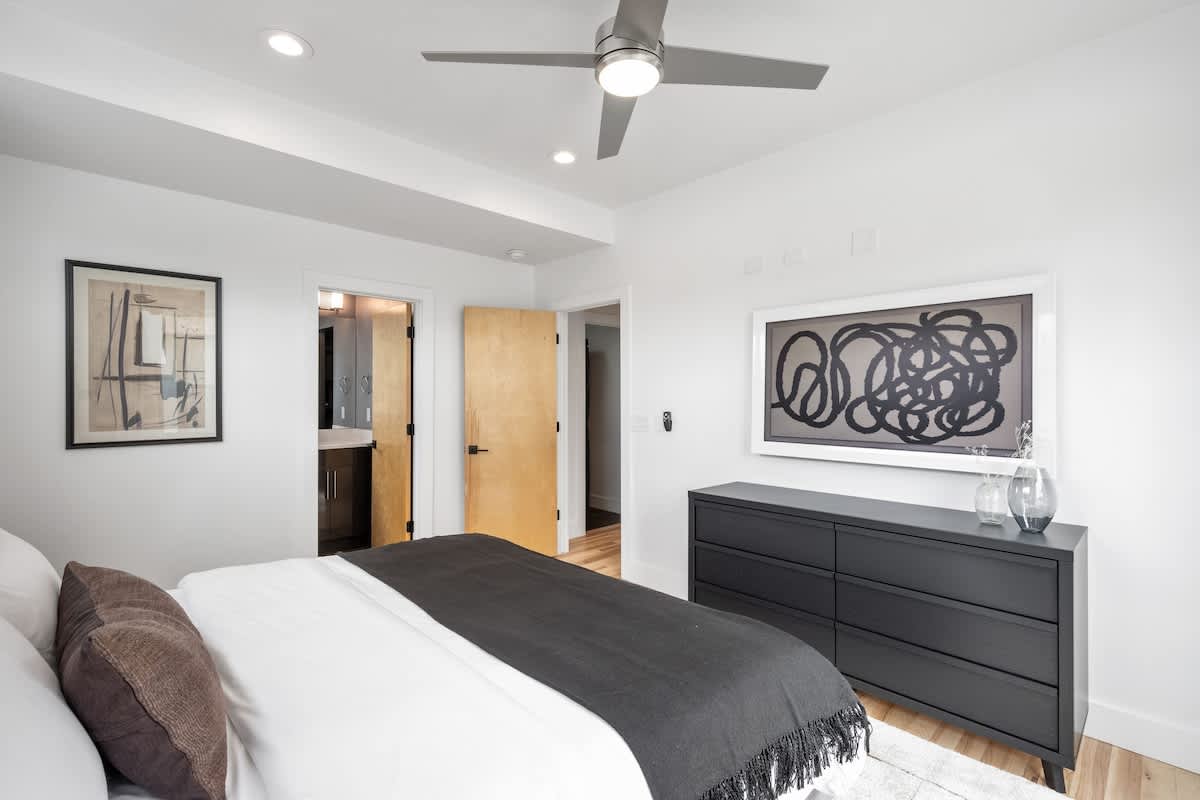 3BR Luxury LoHi Townhome, Rooftop Views, Sleeps 6 Family