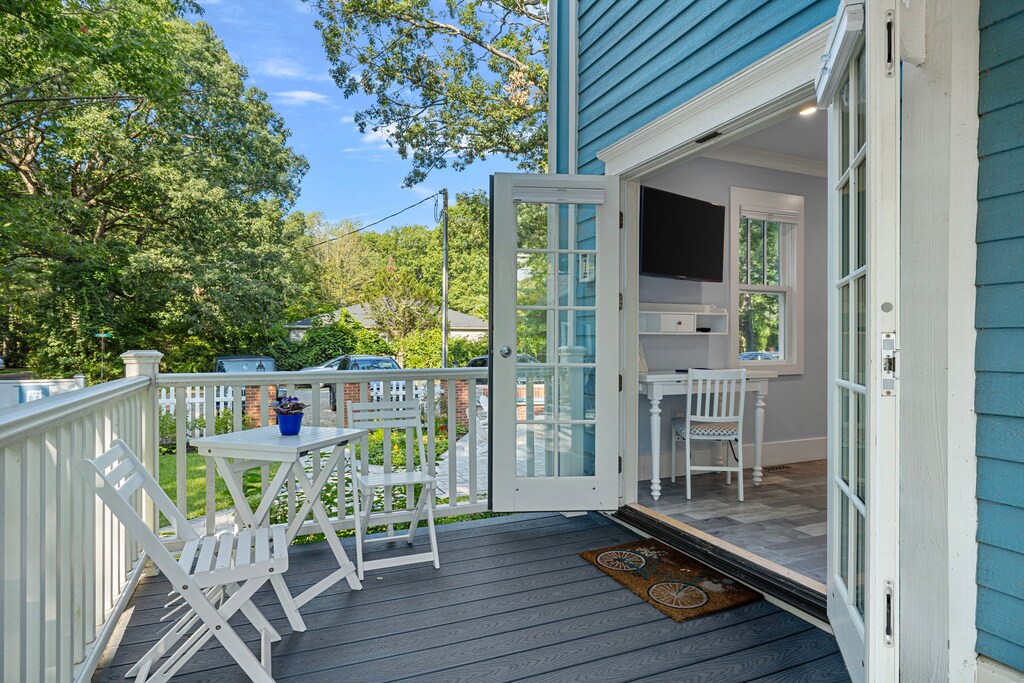 Amsterdam Suite - Unit #1 - Private Entryway