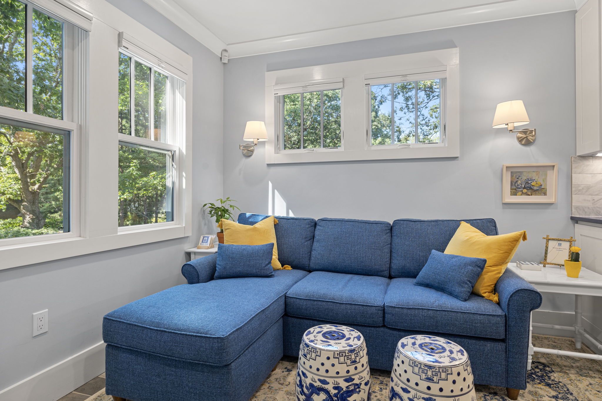 Blue couch + yellow pillows = instant coziness.